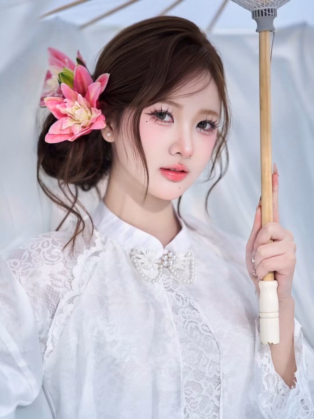 Những chi tiết cách tân ở phần tay bồng xòe và cổ áo đính ngọc trai không chỉ tôn lên làn da trắng ngần mà còn giúp cô nàng toát lên vẻ đài các, kiêu sa như một "nàng thơ" bước ra từ hội họa. (Ảnh: IGNV)