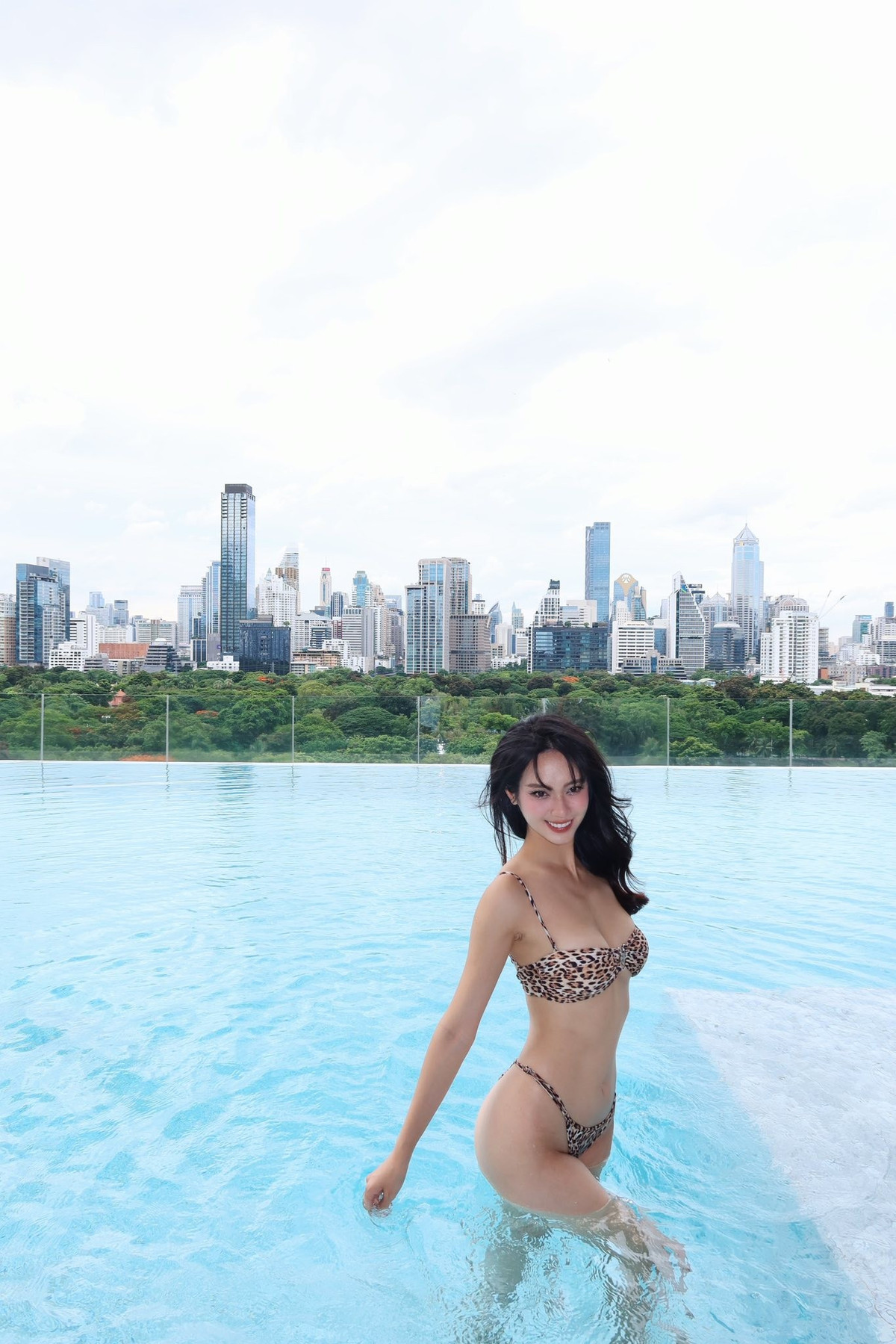 Ngoài ra, Vũ Thúy Quỳnh còn là một người mẫu ảnh nổi tiếng, thường xuyên xuất hiện trên các sàn diễn thời trang.