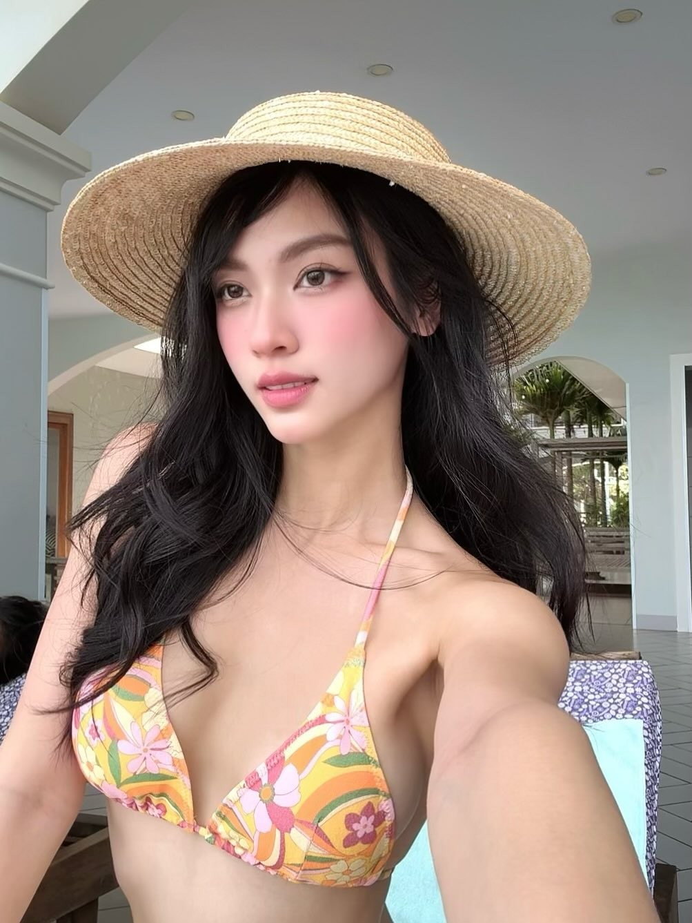 Làn da mịn màng cùng mái tóc dài bồng bềnh càng làm tăng thêm vẻ quyến rũ, cuốn hút cho cô.