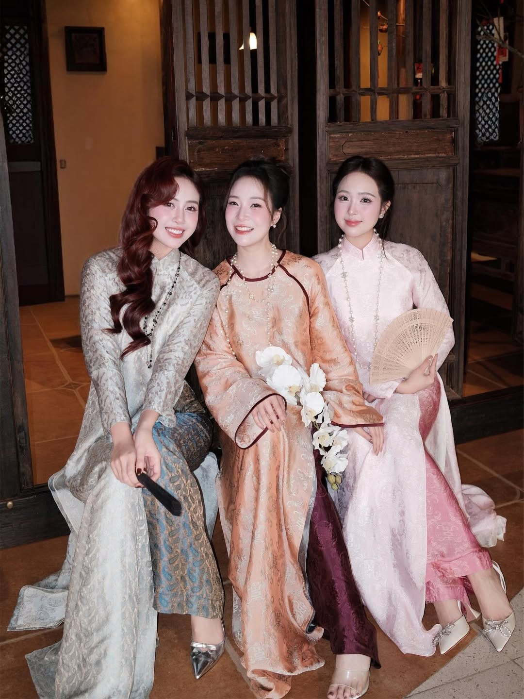 Lê Phương Anh từ lâu đã nổi danh trong cộng đồng mạng với gương mặt khả ái, đôi mắt to tròn và vóc dáng quyến rũ. Tuy nhiên, trong bộ ảnh này, cô cho thấy một khía cạnh hoàn toàn khác: dịu dàng, nền nã và vô cùng đằm thắm. (Ảnh: IGNV)