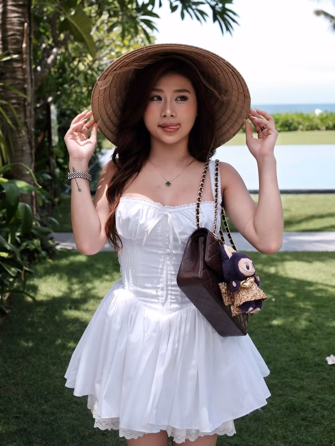 Chiếc nón lá truyền thống được cô nàng khéo léo kết hợp, tạo điểm nhấn độc đáo và duyên dáng. (Ảnh: Instagram @louispham203)