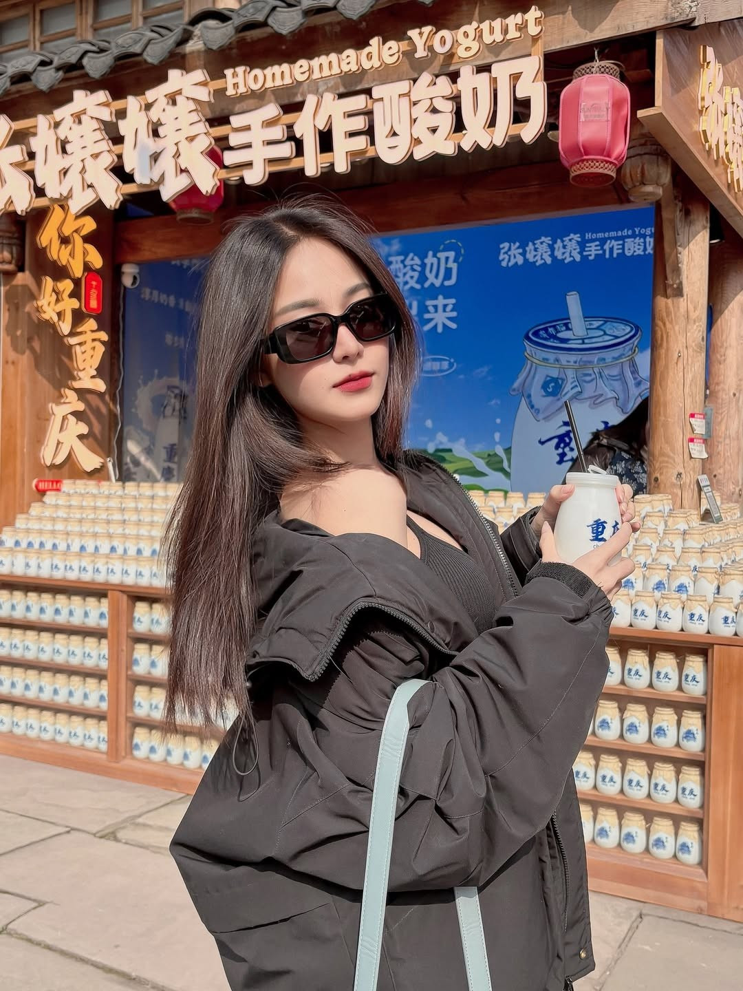 Bên cạnh sự nghiệp mẫu ảnh và influencer thành công, Ponsawan còn khiến nhiều người ngưỡng mộ bởi cuộc sống giàu sang. Cô thường xuyên chia sẻ hình ảnh đi du lịch nghỉ dưỡng tại các địa điểm nổi tiếng, sử dụng đồ hiệu và xuất hiện bên những chiếc xe hơi sang trọng. (Ảnh: IGNV)