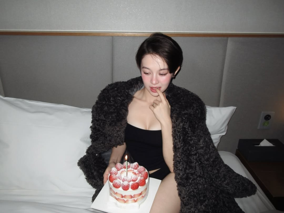 Mới đây, cộng đồng mạng không khỏi xuýt xoa trước loạt ảnh đón sinh nhật của cô nàng hot girl nổi tiếng với mái tóc tém cá tính - Hà My. Không cầu kỳ tiệc tùng náo nhiệt, Hà My chọn cho mình một phong cách đón tuổi mới riêng tư, tinh tế nhưng vẫn cực kỳ thu hút. (Ảnh: IGNV)