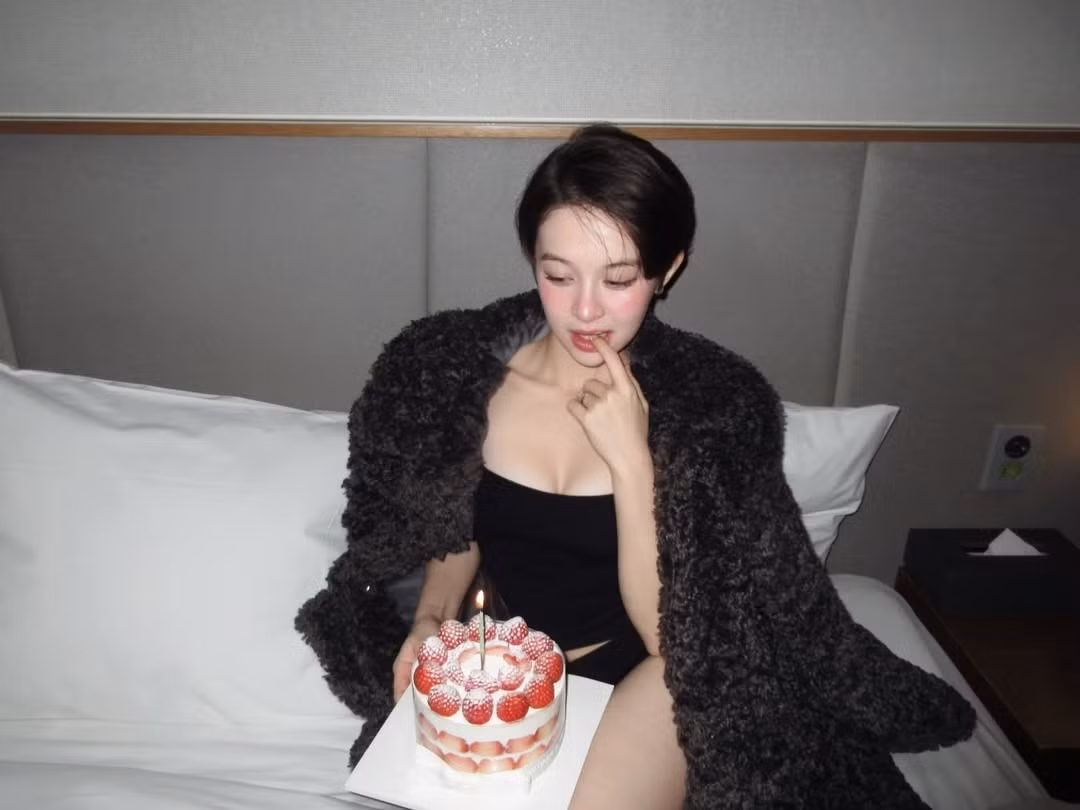 Mới đây, cộng đồng mạng không khỏi xuýt xoa trước loạt ảnh đón sinh nhật của cô nàng hot girl nổi tiếng với mái tóc tém cá tính - Hà My. Không cầu kỳ tiệc tùng náo nhiệt, Hà My chọn cho mình một phong cách đón tuổi mới riêng tư, tinh tế nhưng vẫn cực kỳ thu hút. (Ảnh: IGNV)