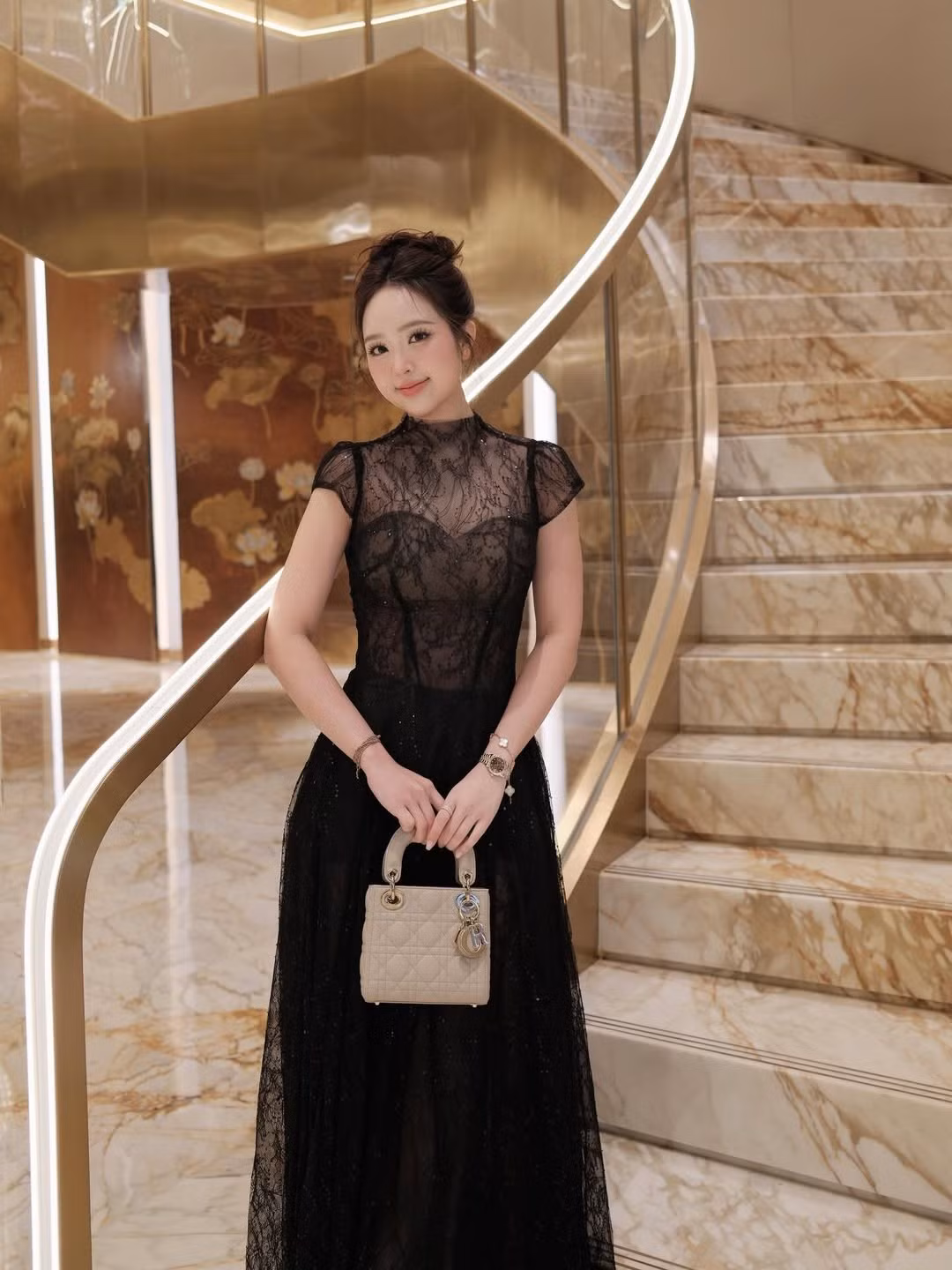 Phương Anh từng trải qua một cuộc hôn nhân từ khá sớm và hiện đang là mẹ của hai thiên thần nhỏ. Sau những biến cố đã qua, hot girl sinh năm 1997 chọn cách sống tích cực, dành phần lớn thời gian để chăm sóc bản thân và phát triển sự nghiệp. (Ảnh: IGNV)