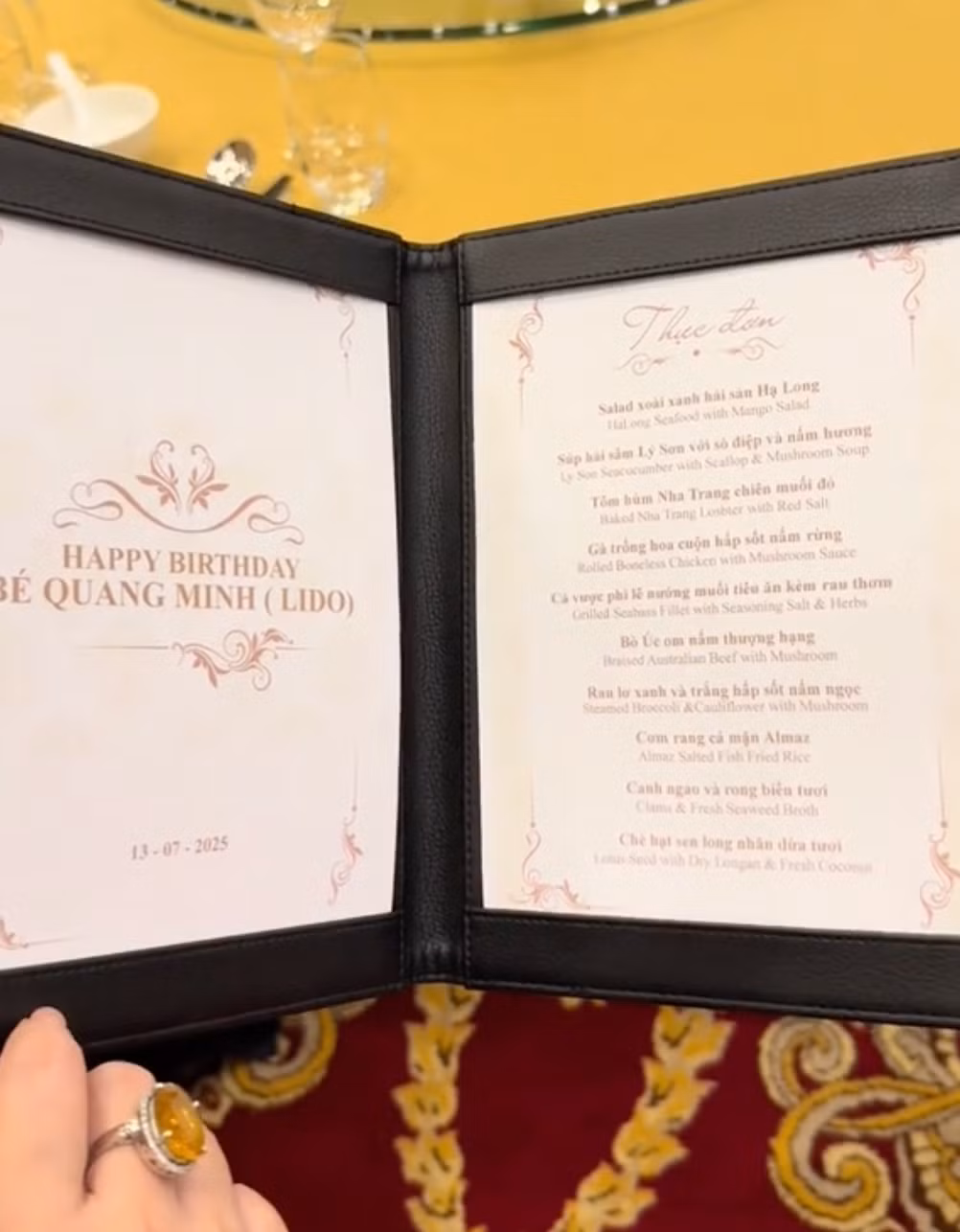 Thực đơn của bữa tiệc được tính toán kỹ lưỡng, cao cấp chuẩn nhà hàng 5 sao với đầy đủ các nguyên liệu hảo hạng với các món như salad hải sản Hạ Long ăn kèm xoài, súp hải sâm Lý Sơn nấu cùng dò điệp và nấm hương, tôm hùm Nha Trang chiên muối đỏ, gà trống hoa cuộn hấp sốt nấm rừng,