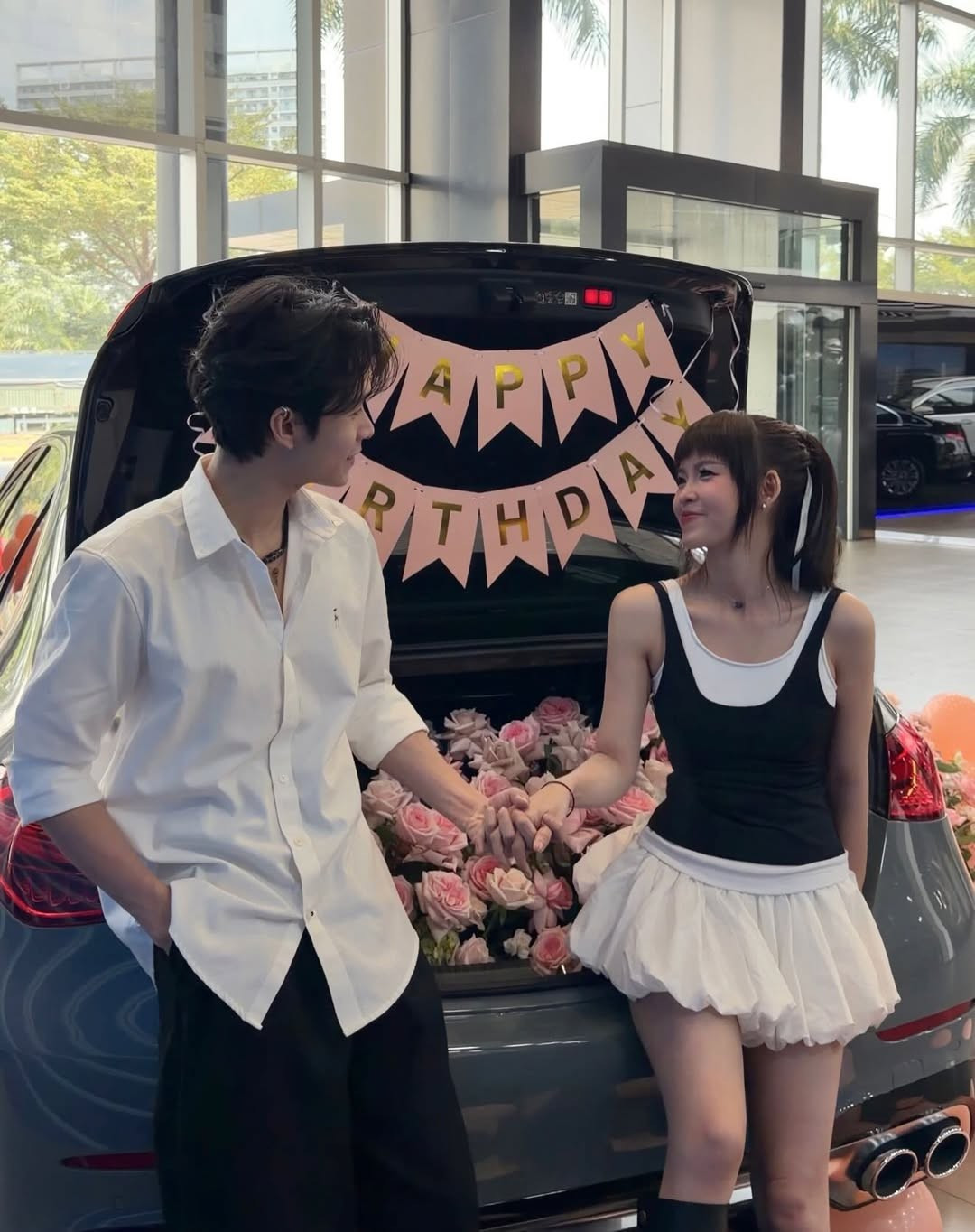 Dựa trên những hình ảnh được chia sẻ, có thể thấy chiếc xe mới của Thúy Kiều thuộc dòng xe sang của Đức - Mercedes-AMG. Ước tính giá lăn bánh của dòng xe này dao động từ khoảng 3 tỷ đến hơn 5 tỷ đồng tùy phiên bản, cho thấy độ "chịu chi" và khối tài sản đáng nể của nữ diễn viên sinh năm 1994. (Ảnh: IGNV)