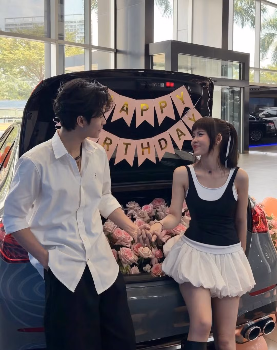 Dựa trên những hình ảnh được chia sẻ, có thể thấy chiếc xe mới của Thúy Kiều thuộc dòng xe sang của Đức - Mercedes-AMG. Ước tính giá lăn bánh của dòng xe này dao động từ khoảng 3 tỷ đến hơn 5 tỷ đồng tùy phiên bản, cho thấy độ "chịu chi" và khối tài sản đáng nể của nữ diễn viên sinh năm 1994. (Ảnh: IGNV)