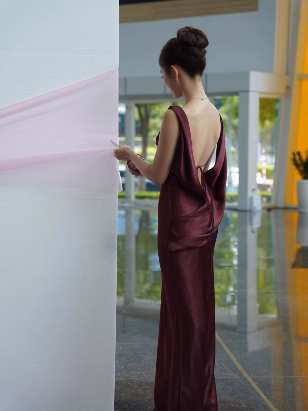 Hoàng Yến đã biến buổi lễ nhận xe thành một bữa tiệc đầy lãng mạn với tông màu hồng và trắng, kết hợp cùng bóng bay và hoa tươi rực rỡ.