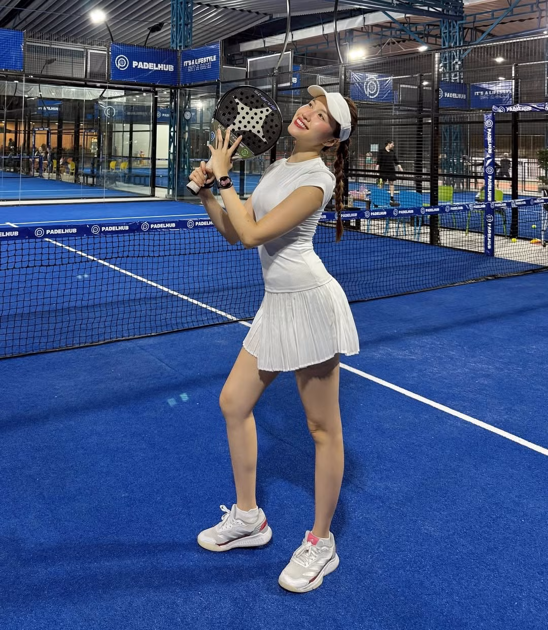 Trong những hình ảnh mới nhất được chia sẻ trên trang cá nhân, MC Thanh Thanh Huyền gây chú ý khi thử sức với bộ môn thể thao mới mang tên Padel. Với phong cách năng động và vẻ ngoài rạng rỡ, nữ MC "chân dài nhất Việt Nam" nhanh chóng thu hút sự quan tâm của cộng đồng mạng.