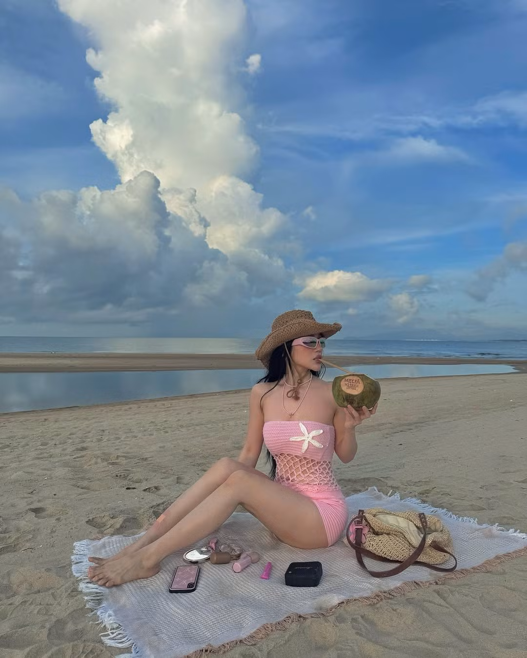 Sĩ thanh chuộng các thiết kế cắt khoét, khoe được "điểm vàng" hình thể.