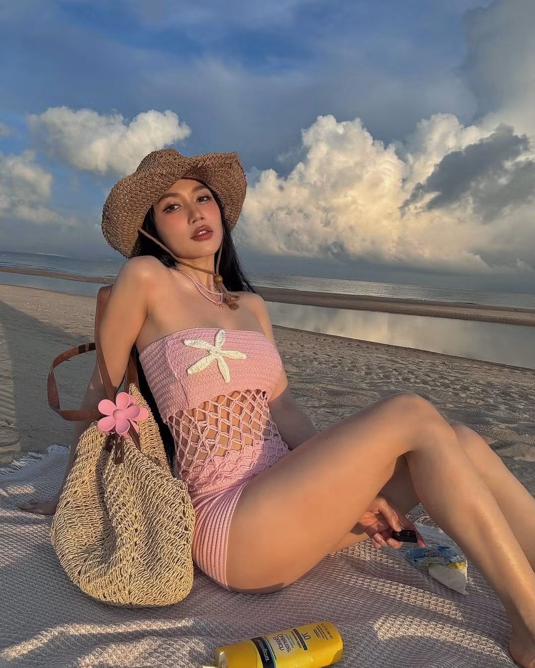 Không chỉ là ca sĩ, diễn viên, Sĩ Thanh còn được biết đến với vai trò fashionista khi thường xuyên “biến hóa” phong cách thời trang theo từng điểm đến. Dù là style năng động, thanh lịch hay táo bạo như lần này, cô luôn biết cách tạo dấu ấn riêng nhờ khả năng mix &amp; match thông minh cùng vóc dáng không tuổi.