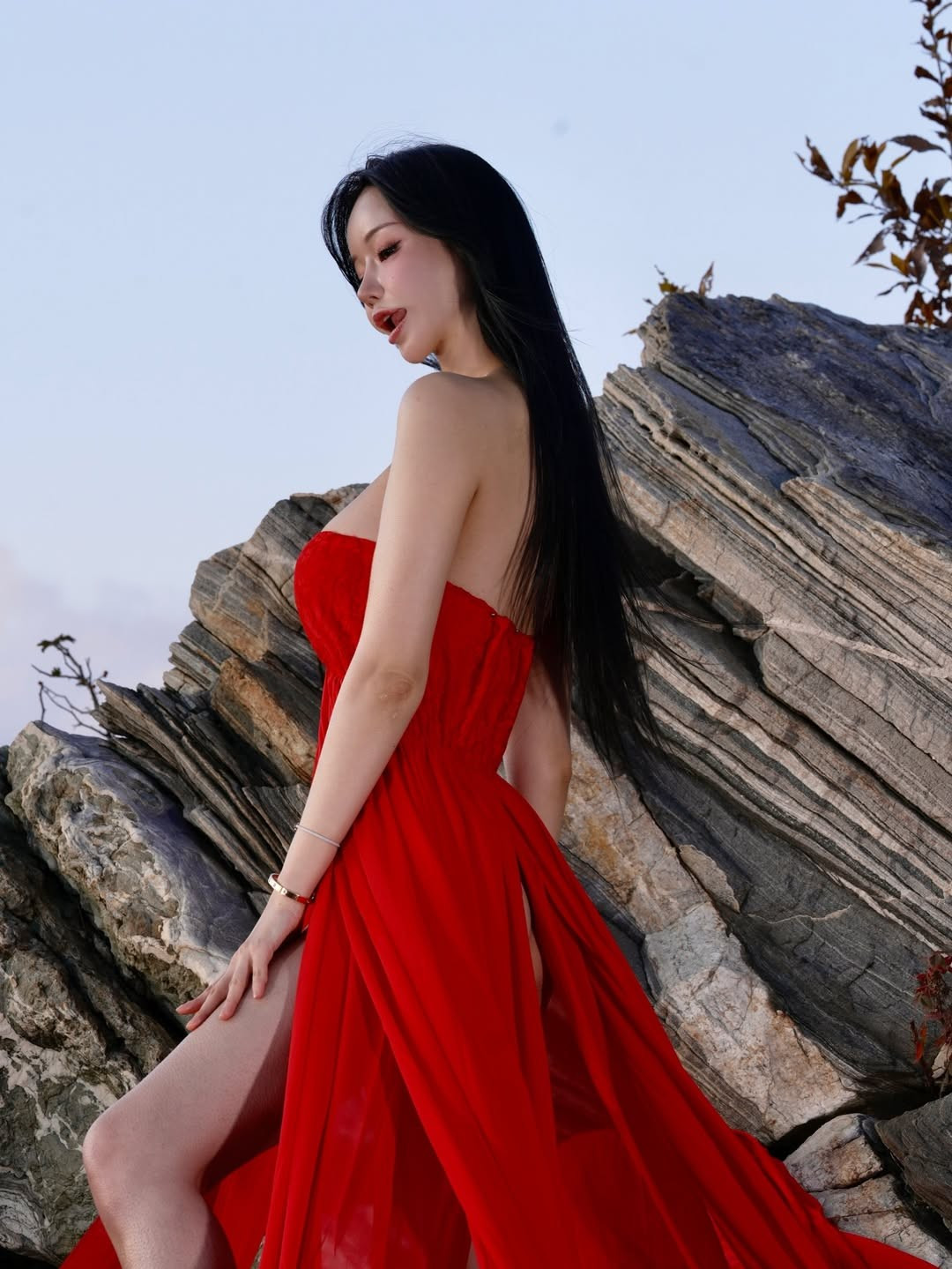 Dù ở trên sàn diễn, tạo dáng bên siêu xe hay trong những hình ảnh đời thường, Min Hanna luôn biết cách khiến mình nổi bật với phong cách thời trang ấn tượng. (Ảnh: @minhanna)