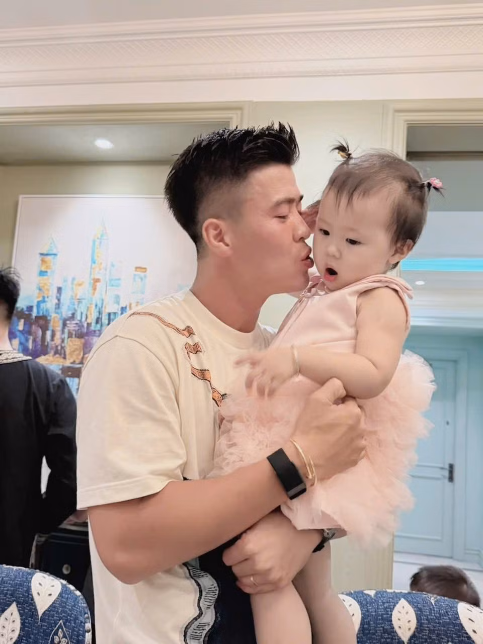 Bữa tiệc ấm cúng còn có sự xuất hiện của hai nhóc tỳ nhà Duy Mạnh. Con trai và con gái của nam trung vệ cùng mẹ tạo nên ngày sinh nhật đáng nhớ cho bố. (Ảnh: FB Đỗ Duy Mạnh)