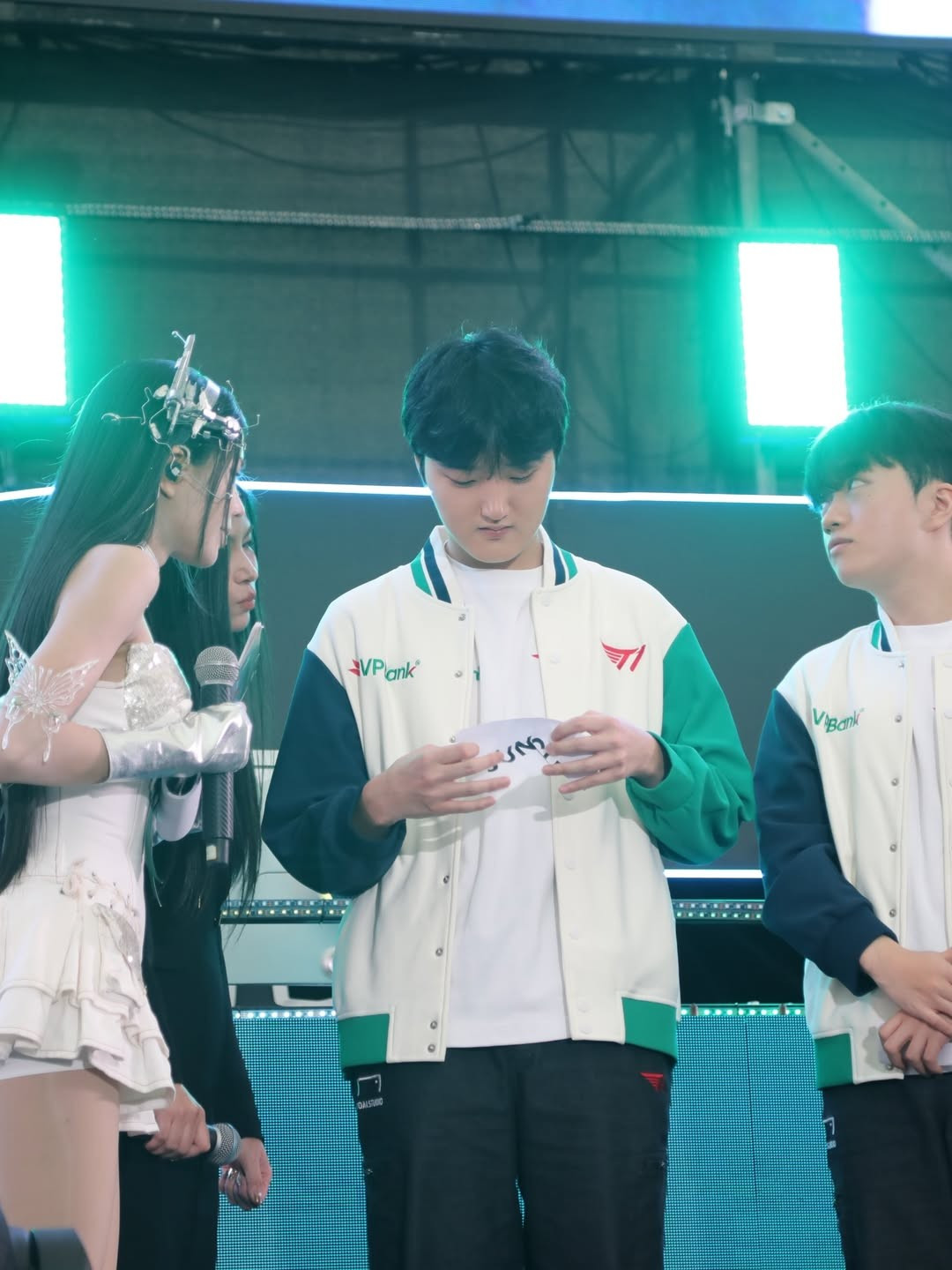 Trong tấm hình chụp chung đầy quyền lực, Mai Dora rạng rỡ bên cạnh "Quỷ vương" Faker và chiếc cúp vô địch danh giá. Bên cạnh đó, Mai Dora còn có những màn tương tác cực kỳ đáng yêu với các thành viên khác của T1. (Ảnh: IGNV)