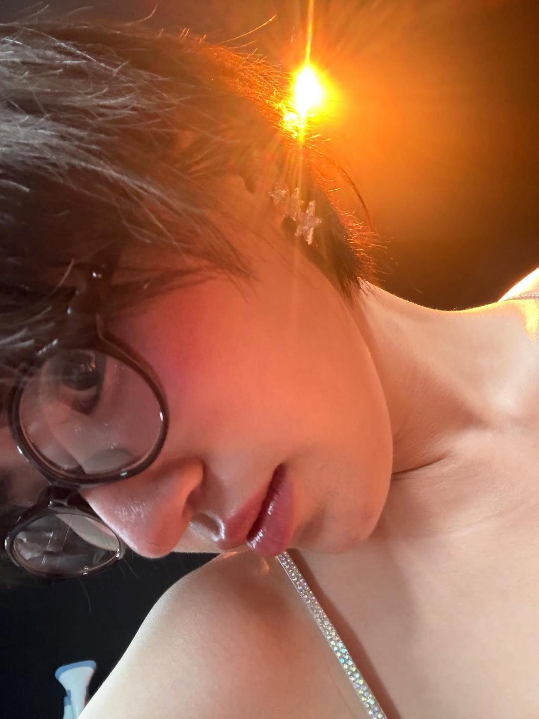 Một trong những điều làm nên thương hiệu "chất lừ" của Pháo chính là sự dũng cảm trong việc thay đổi diện mạo. Từng gây sốc khi quyết định cắt phăng mái tóc dài để để đầu đinh, Pháo đã chứng minh rằng: Sự nữ tính không nằm ở mái tóc mà nằm ở khí chất. (Ảnh: IGNV)