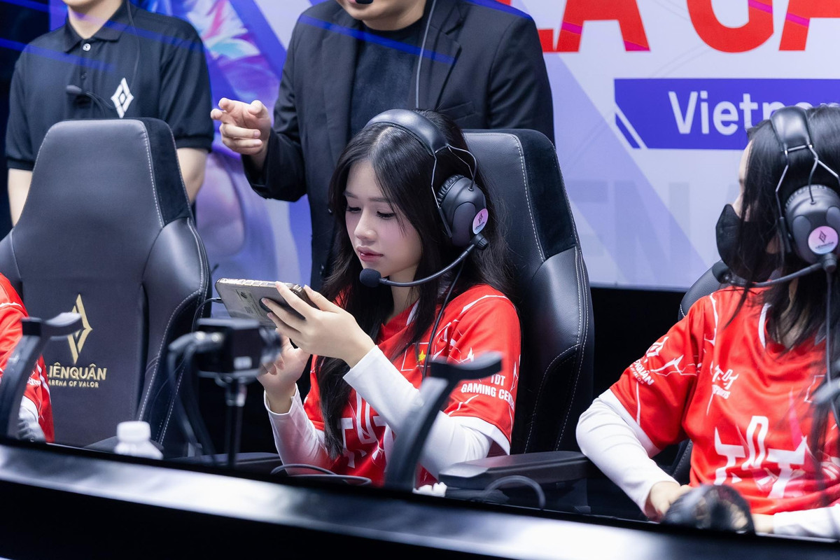 Vòng tuyển chọn SEA Games 33 nội dung Liên Quân Mobile - Đồng Đội Nữ đã diễn ra trong hai ngày 9/8 và 10/8. Bên cạnh những trận đấu kịch tính và hấp dẫn, nhan sắc xinh đẹp của cô nàng Shizuka - tuyển thủ đi đường giữa của đội tuyển The Daredevil Team (TDT) khiến cộng đồng game thủ chú ý. (Ảnh: FBNV)