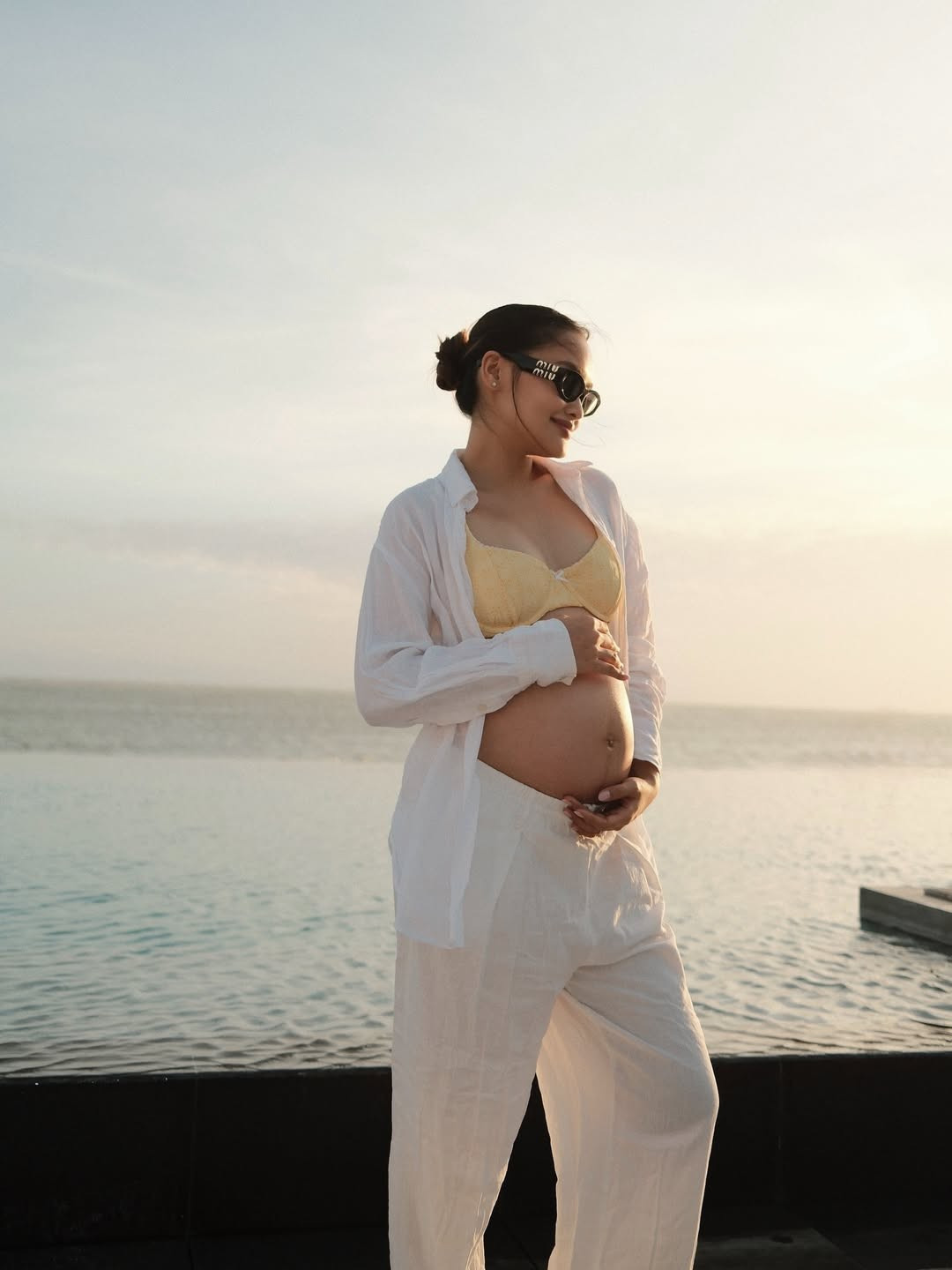 Dù đang ở những tháng cuối của thai kỳ với vòng hai "vượt mặt", nữ TikToker vẫn giữ được thần thái rạng rỡ, tươi tắn và vóc dáng thon gọn đáng ngưỡng mộ. (Ảnh IGNV)