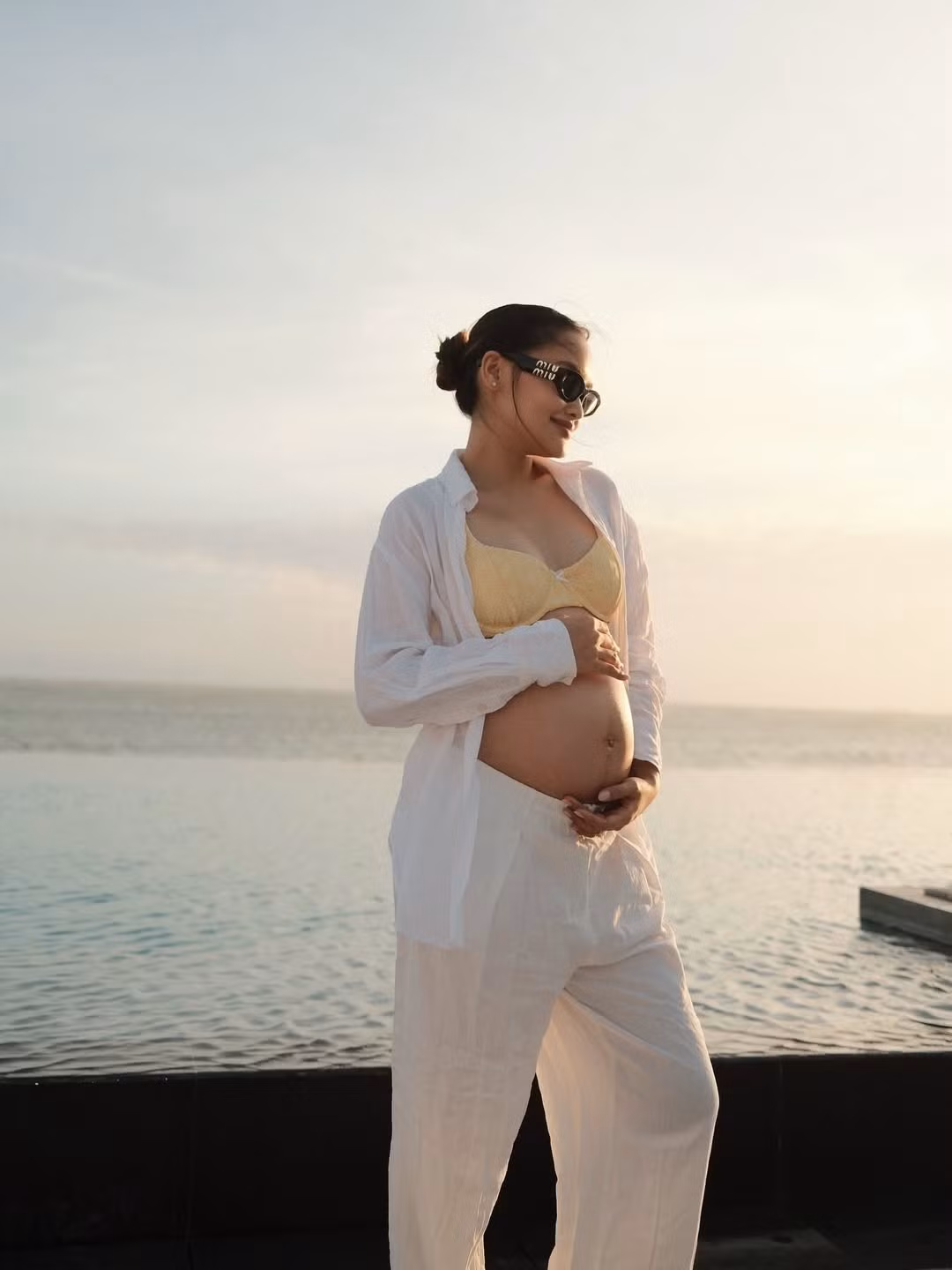 Dù đang ở những tháng cuối của thai kỳ với vòng hai "vượt mặt", nữ TikToker vẫn giữ được thần thái rạng rỡ, tươi tắn và vóc dáng thon gọn đáng ngưỡng mộ. (Ảnh IGNV)