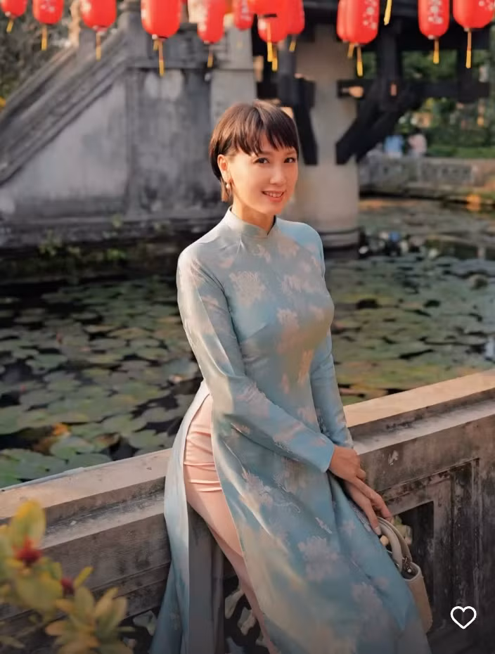 Sự kết hợp màu sắc này không chỉ mang lại cảm giác tươi mới của mùa xuân mà còn tôn lên làn da trắng sáng của "mẹ vợ hot nhất làng bóng đá". (Ảnh: IG @_mai.doan_)