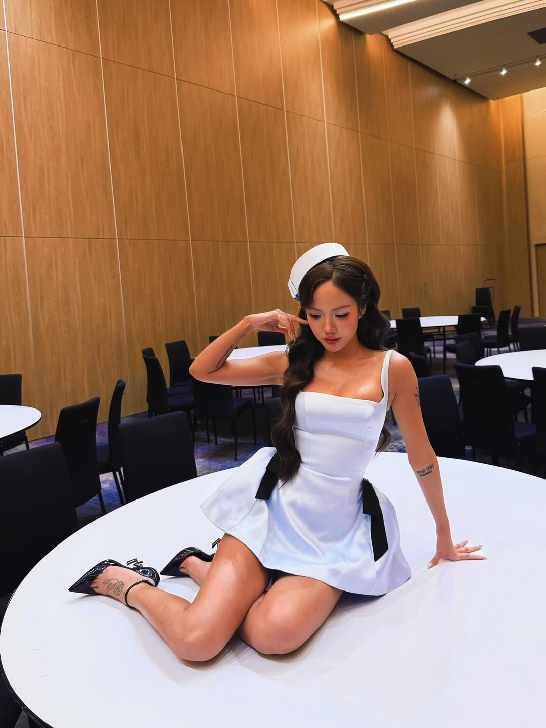 Nếu trước đây, nhắc đến Phương Ly là nhắc đến những bộ váy búp bê, những khung hình mộng mơ vạn người mê cùng hình tượng ngọt ngào chuẩn "vợ quốc dân", thì quyết định nhuộm da của cô nàng đã đem lại một hình ảnh khác hoàn toàn. (Ảnh: IGNV)