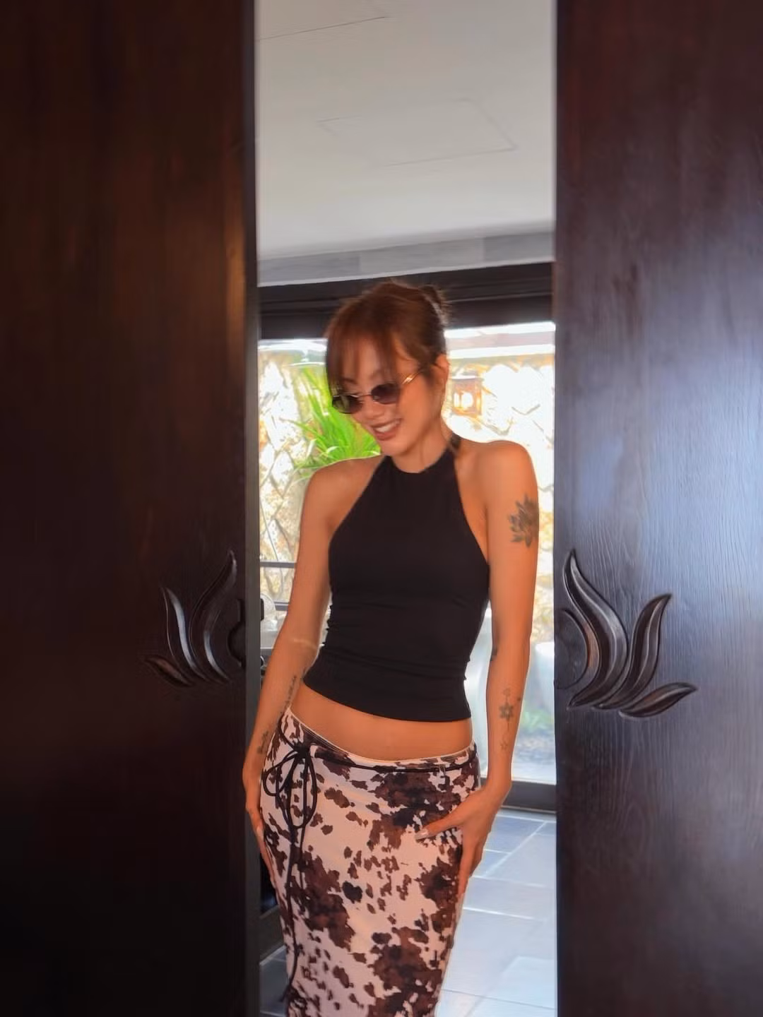 Từ hình ảnh "nàng thơ" với làn da trắng hồng quen thuộc, giọng ca Anh là ngoại lệ của em đã mạnh dạn thay đổi với làn da nâu bóng khỏe khoắn, một xu hướng đang được nhiều ngôi sao quốc tế và Việt Nam hưởng ứng. (Ảnh: IGNV)