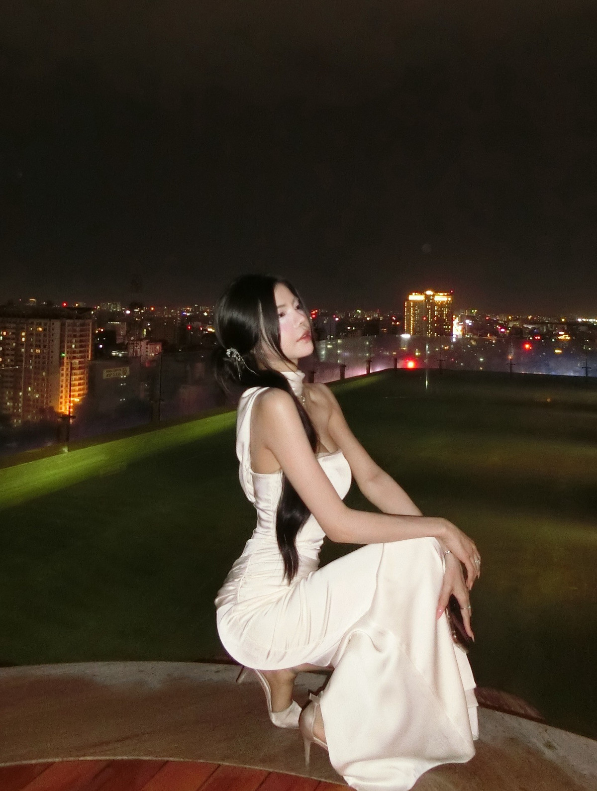 Chiếc váy cúp ngực, cùng chất liệu lụa bóng mượt, đã làm nổi bật vòng eo con kiến thon gọn cùng đường cong chữ S mềm mại, gợi cảm của cô nàng. (Ảnh: IGNV)