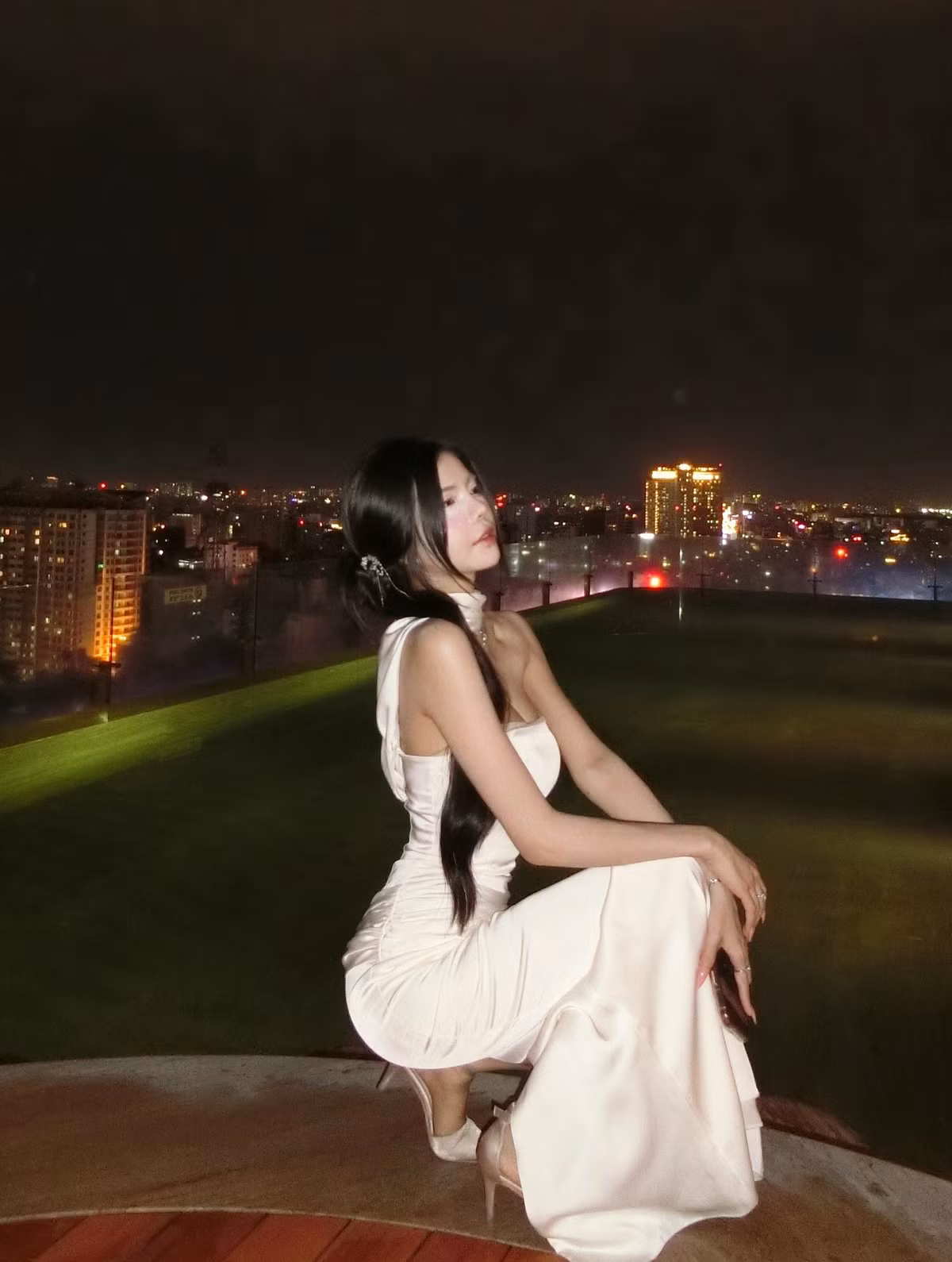 Chiếc váy cúp ngực, cùng chất liệu lụa bóng mượt, đã làm nổi bật vòng eo con kiến thon gọn cùng đường cong chữ S mềm mại, gợi cảm của cô nàng. (Ảnh: IGNV)