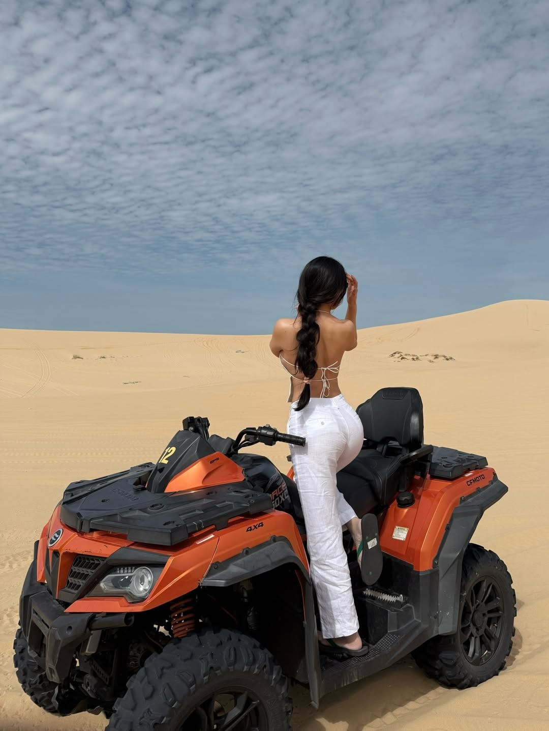 Chiếc áo yếm cách điệu với thiết kế hở lưng trần táo bạo giúp người đẹp khoe khéo bờ vai thon thả và làn da trắng mịn màng. (Ảnh: IGNV)