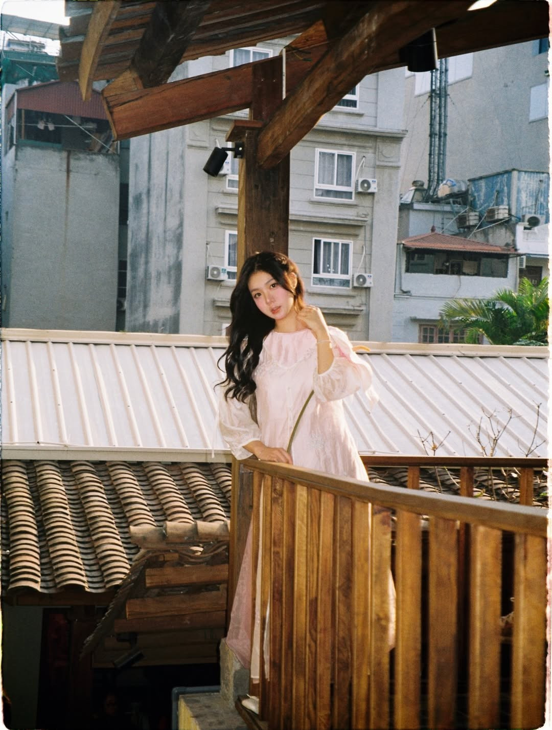 Gương mặt thanh tú với lối trang điểm trong trẻo, nhấn vào đôi mắt long lanh và đôi môi hồng tự nhiên giúp Vũ Nguyệt trông như một "nàng thơ" bước ra từ truyện cổ tích. (Ảnh: IGNV)