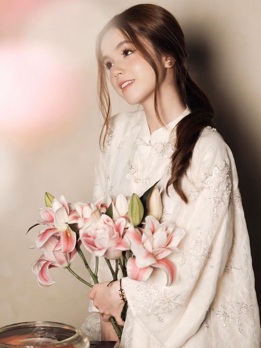 Với những ai thuộc thế hệ cuối 9X, đầu 10X, cái tên Lê Gia Linh (nickname Meo Xinh) chắc chắn không hề xa lạ. Từng là một trong những "mảnh ghép" đình đám nhất trên nền tảng Muvik đời đầu, Meo Xinh gây ấn tượng bởi gương mặt bầu bĩnh, đôi mắt to tròn và phong cách cực kỳ đáng yêu. Ở thời điểm hiện tại, Gia Linh mang vẻ đẹp chín muồi, đằm thắm và vô cùng cuốn hút. (Ảnh: IGNV)