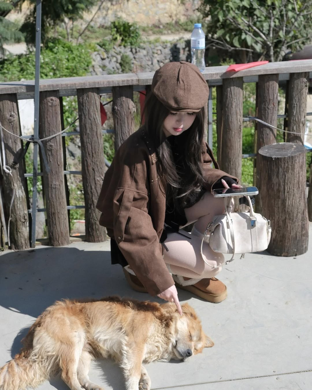 Hạnh Nguyễn cũng check-in ở những nơi mang đậm nét cổ kính như những bậc đá rêu phong, lan can gỗ thô mộc và cánh cửa gỗ cũ kỹ. (Ảnh: IGNV)