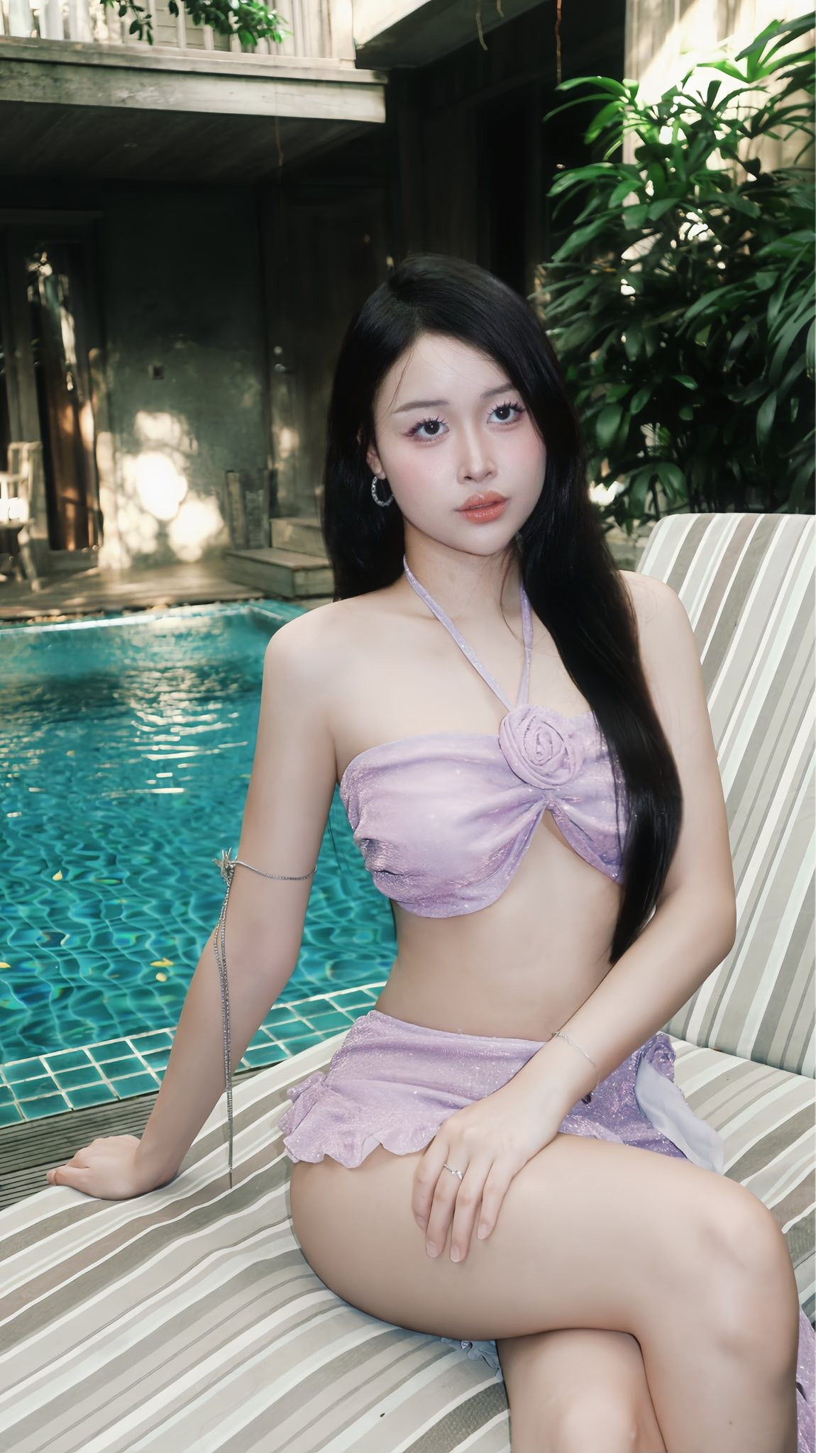 Dưới bài đăng, bên cạnh những lời khen có cánh như "Tuyết cũng phải tan chảy trước vẻ đẹp này", không ít người bày tỏ sự "run rẩy" thay cho cô nàng. Nhiều ý kiến cho rằng việc diện đồ quá ngắn giữa trời tuyết có thể gây nguy hiểm cho sức khỏe. (Ảnh: FBNV)