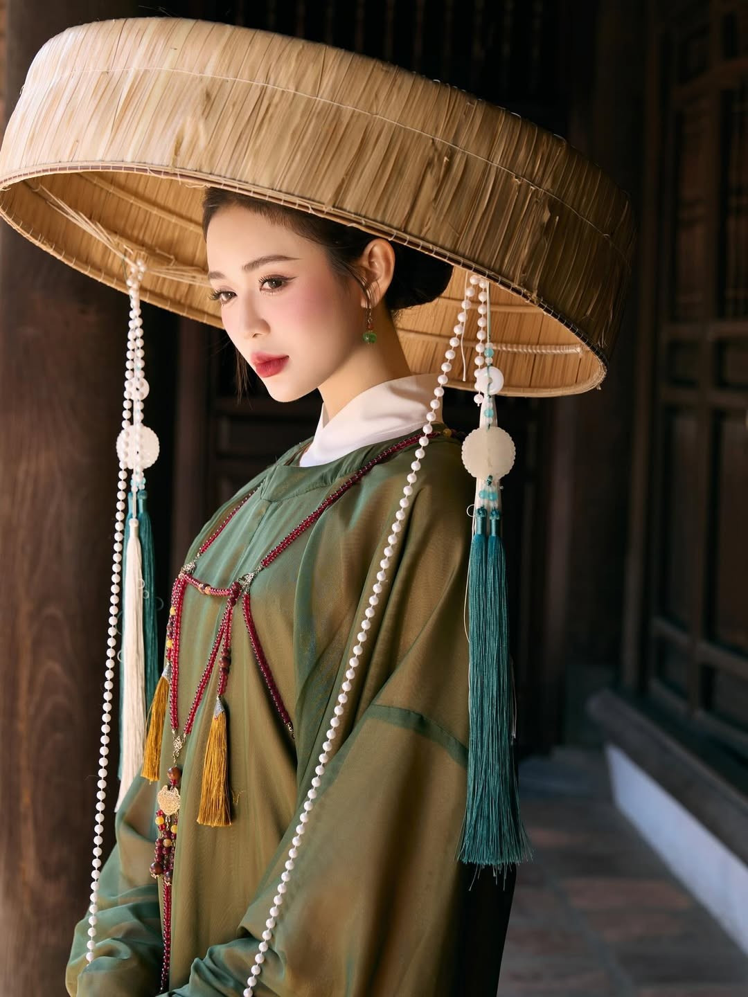 Nhiều người đã để lại những bình luận xuýt xoa về sự chỉn chu trong từng chi tiết lẫn nhan sắc của Hoàng Yến: "Bà đẹp lắm á bà biết hông", "sao mà đẹp dì mà đẹp dữ vậy", "Bộ ảnh Tết hot nhất 2025 ạ". (Ảnh: IGNV)