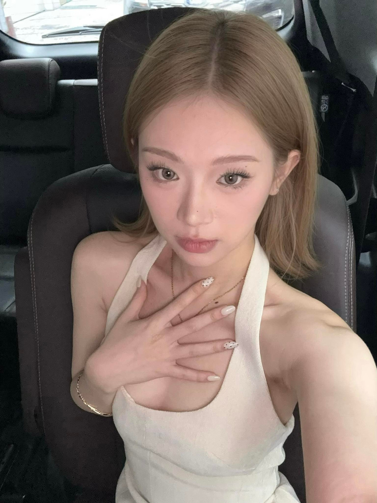 Không còn "chín ép", Linh Ka hiện là một KOL có tầm ảnh hưởng với phong cách thời trang ấn tượng. Cô từng xuất hiện tại các tuần lễ thời trang quốc tế với những bộ cánh high-fashion.