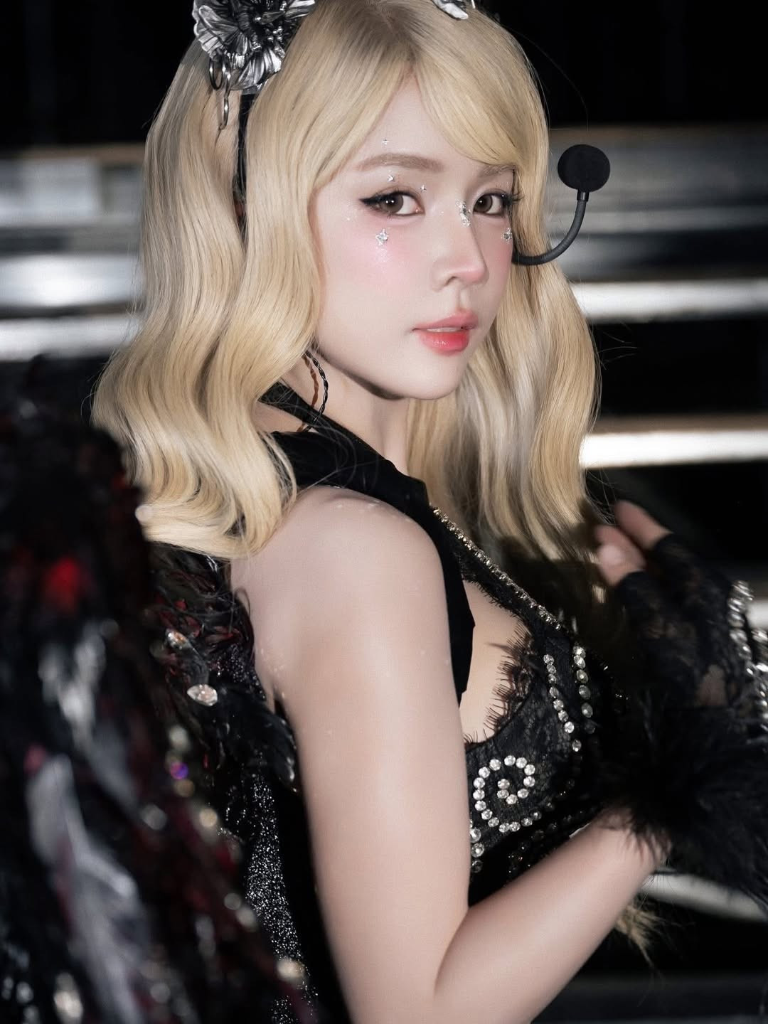 Cô chọn tông makeup nhấn vào đôi mắt với những hạt đá lấp lánh, tạo hiệu ứng bắt sáng cực tốt dưới ánh đèn sân khấu. Màu tóc vàng bạch kim uốn lượn sóng càng làm tôn lên gương mặt thanh tú. (Ảnh: IGNV)