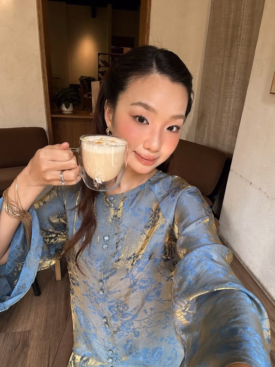 Dù diện trang phục mang hơi thở miền Tây sông nước, nhưng qua cách phối đồ và thần thái, Chái Chanh lại toát lên vẻ đẹp của một tiểu thư khuê các giữa lòng Thủ đô. (Ảnh: IGNV)