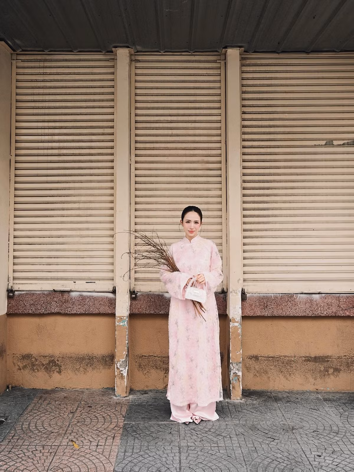 Chính sự ủng hộ từ ông xã Tâm Nguyễn và tinh thần lạc quan, yêu đời là "vũ khí" giúp cô luôn rạng rỡ, trở thành hình mẫu phụ nữ hiện đại truyền cảm hứng cho rất nhiều mẹ bỉm sữa khác. (Ảnh: IGNV)