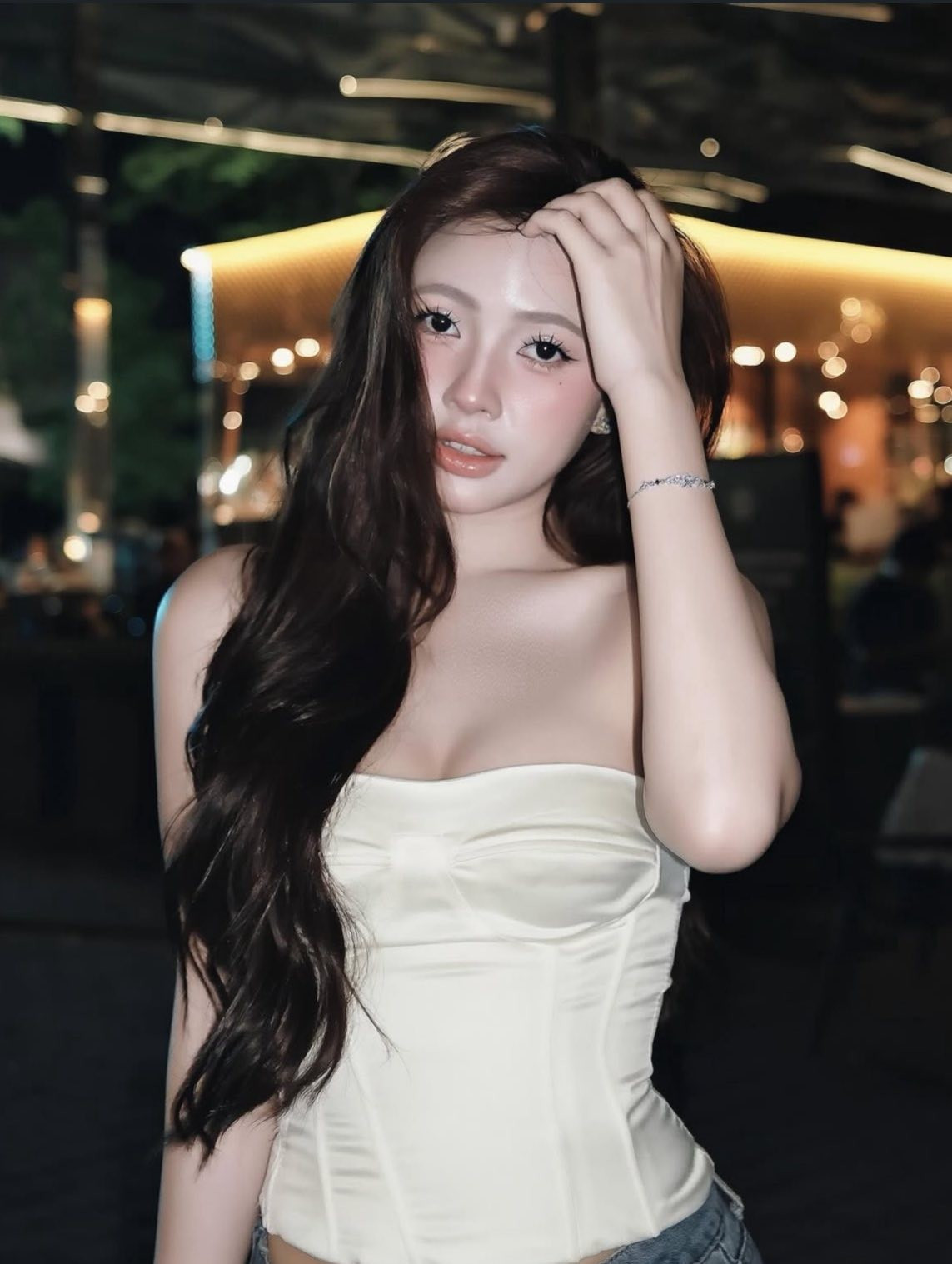 Trong số những cái tên bị đưa vào tầm ngắm, Phương Nhi (một mẫu ảnh tự do và KOC có tiếng tại TP.HCM) là người khiến cư dân mạng réo tên nhiều nhất. Nhiều ý kiến cho rằng cô chính là cô gái xuất hiện cùng Bụt trên sân thể thao và là lý do khiến cuộc hôn nhân của thiếu gia Đồng Tháp trục trặc. (Ảnh: IG @hyn.203_)