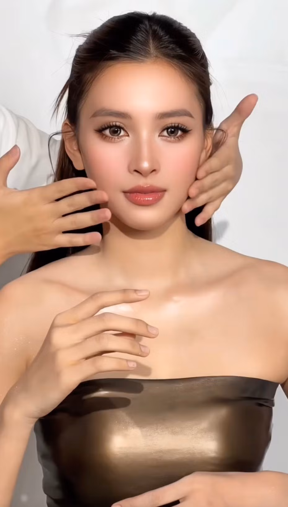 Biểu cảm đơ cứng với đôi mắt to tròn của nàng hậu khiến nhiều người phải thốt lên "quá giống búp bê được trưng bày trong tủ kính".