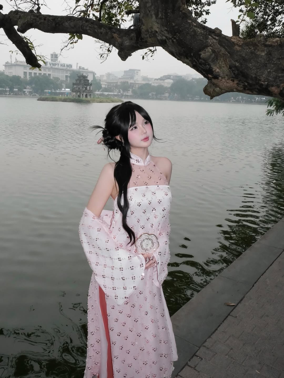 Cô nàng chọn kiểu tóc tết dài duyên dáng, cài trâm hoa nhỏ, cùng với phong cách trang điểm nhẹ nhàng, nhấn vào đôi má hồng phớt, càng làm nổi bật hình tượng tiểu thư đài các, dịu dàng. (Ảnh: IGNV)