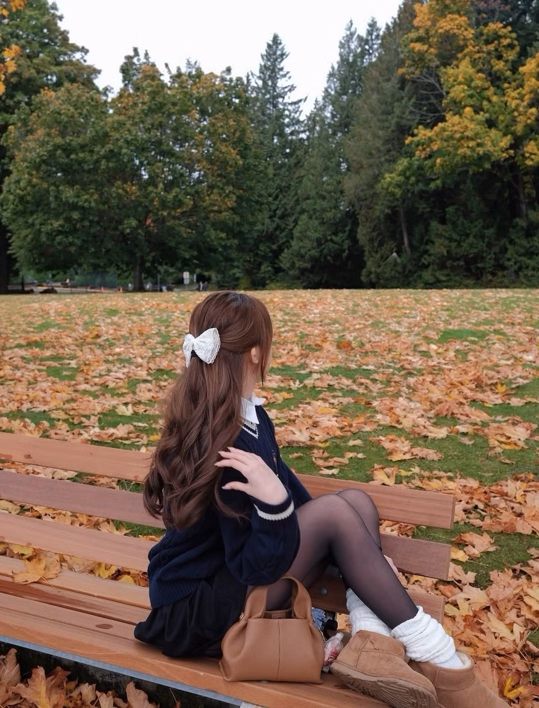 Bộ ảnh được thực hiện trong không gian ngoài trời, nơi những cây xanh bắt đầu ngả vàng, lá rụng phủ kín mặt đất, tạo nên một "thảm vàng" thơ mộng. Khung cảnh mùa thu lãng mạn này càng làm nổi bật vẻ đẹp trong trẻo, cuốn hút của hot girl sinh năm 2003. (Ảnh: IGNV)