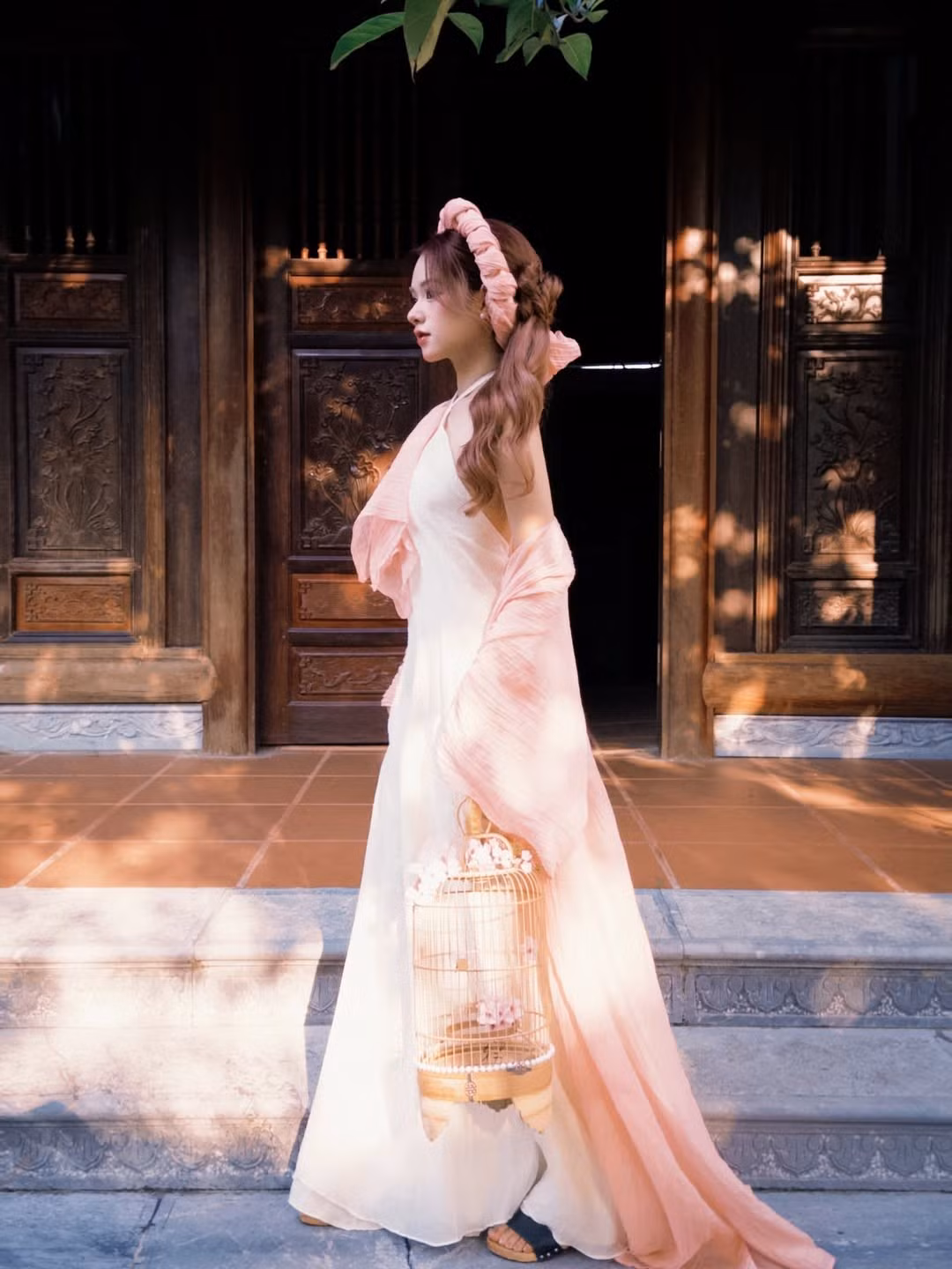 Không cần diễn quá nhiều, ánh mắt mơ màng cùng bờ môi mọng giúp Lê Na toát lên vẻ mong manh, tựa như một tiên nữ lạc giữa đời thực. (Ảnh: IGNV)