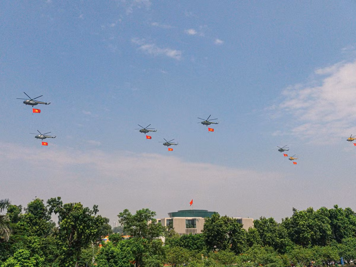 Sáng nay 28/8, các biên đội bay đã tổ chức bay huấn luyện, tiếp cận khu vực trung tâm theo hướng từ cầu Nhật Tân, bay qua Hồ Tây trước khi tiến vào không phận Quảng trường Ba Đình, chuẩn bị cho đại lễ A80. (Ảnh: Tổng hợp)