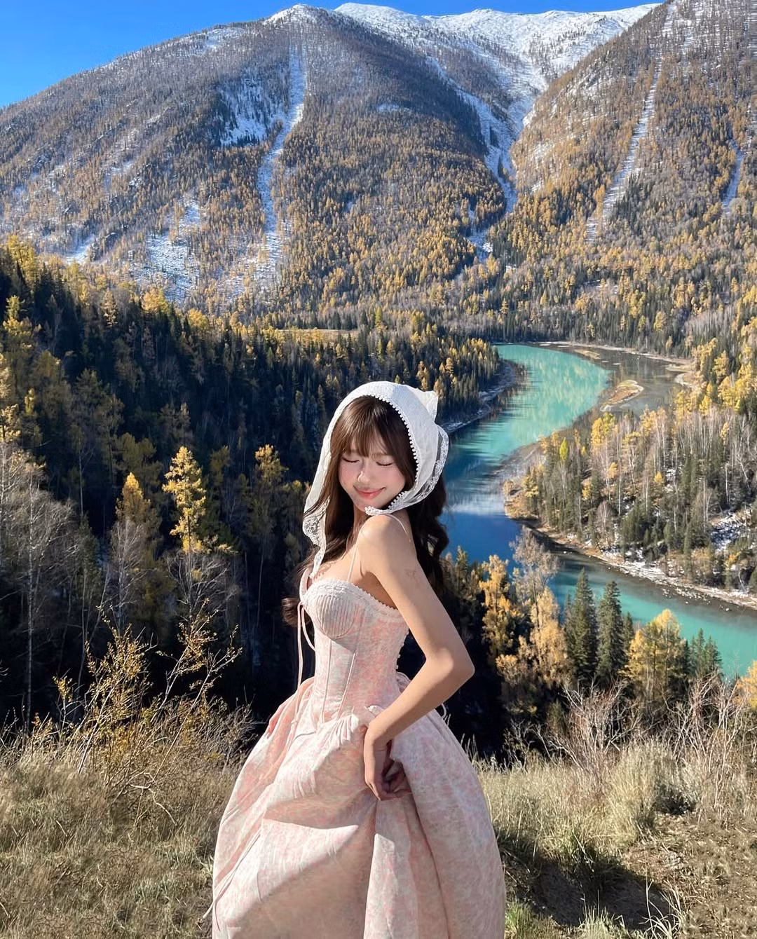 Mới đây, bộ ảnh check-in tại Khu bảo tồn thiên nhiên Hồ Kanas, Tân Cương của Tiktoker Wyn Anh đã khiến cộng đồng mạng không ngừng xao xuyến. (Ảnh: IGNV)