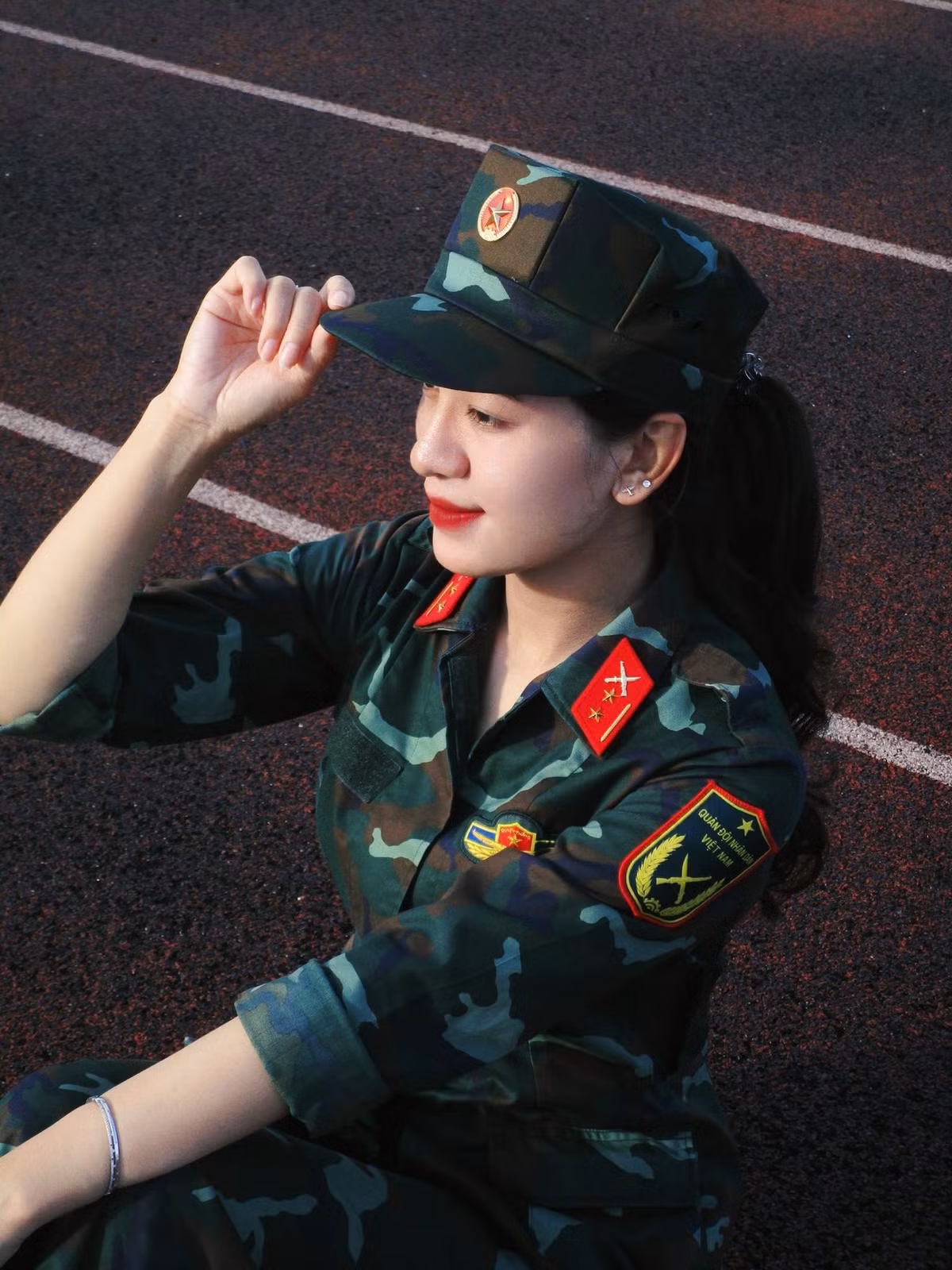 Hình ảnh Hương Lan luôn nghiêm túc, chỉn chu trong đội hình diễu binh luôn thu hút mọi ánh nhìn. (Ảnh: FBNV)