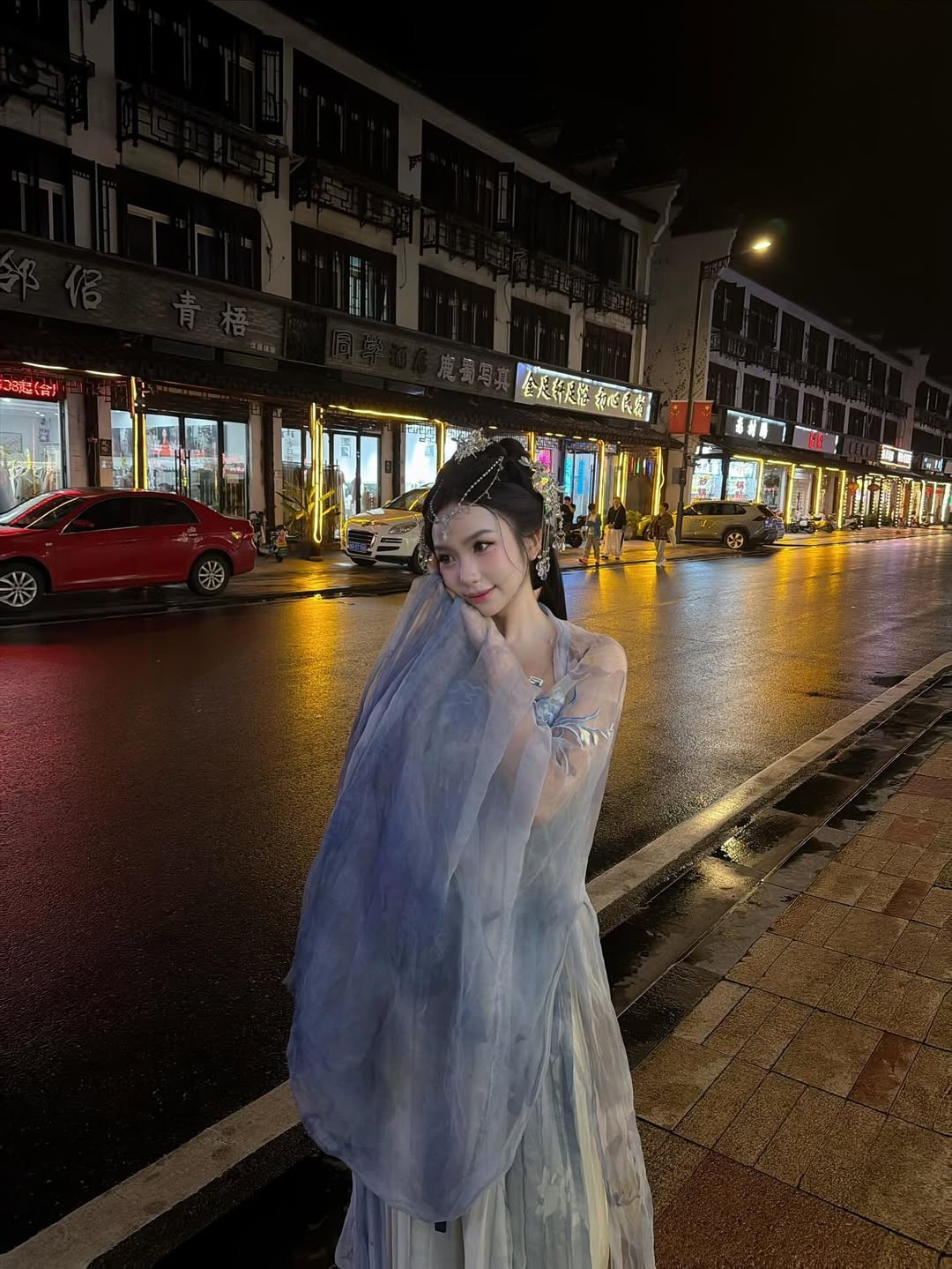 Mới đây, cô nàng đã khiến cộng đồng mạng bất ngờ khi xuất hiện trong một bộ ảnh cổ trang với giao diện ngọt ngào và dịu dàng như một mỹ nữ bước ra từ phim kiếm hiệp. (Ảnh: IGNV)