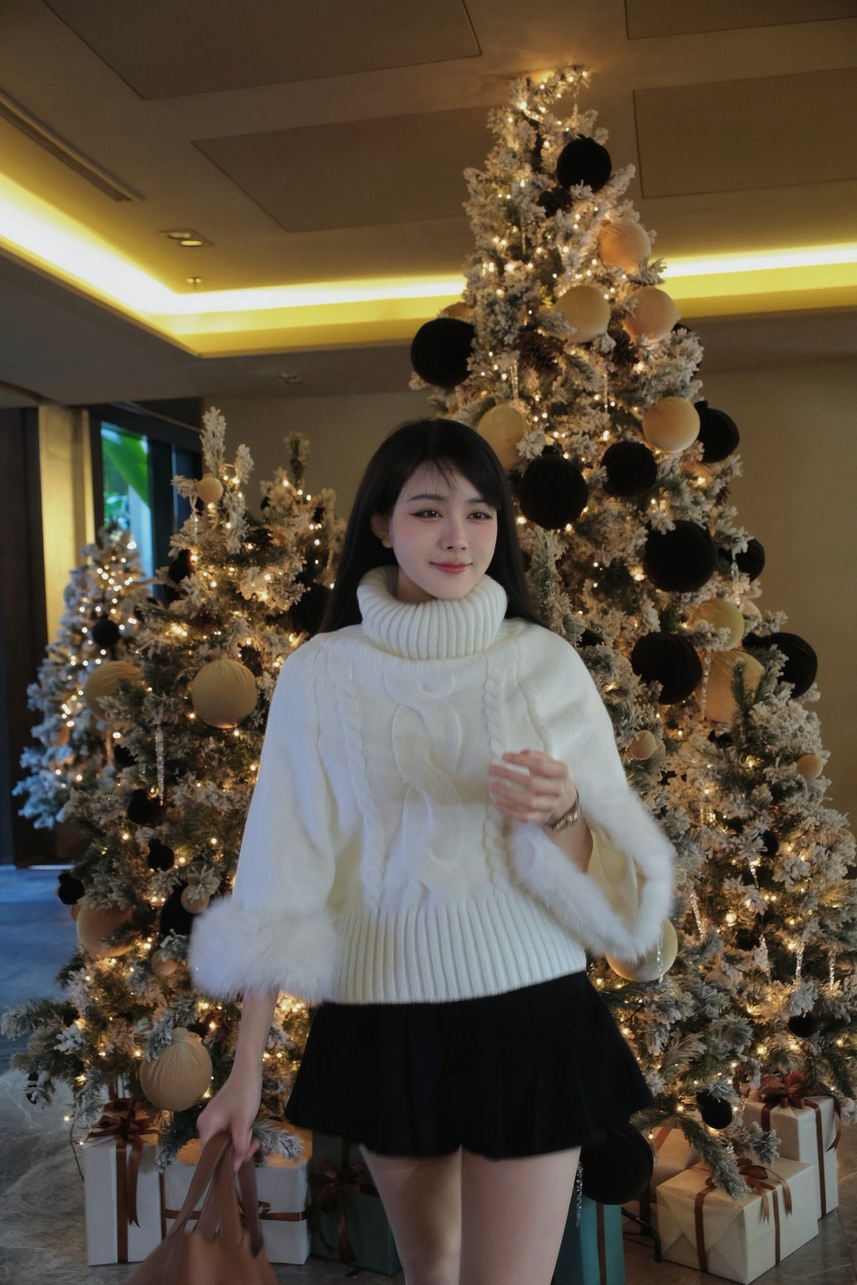 Bộ ảnh được thực hiện trong không gian ấm cúng với những cây thông Noel phủ tuyết trắng xóa và ánh đèn lung linh. (Ảnh: FBNV)