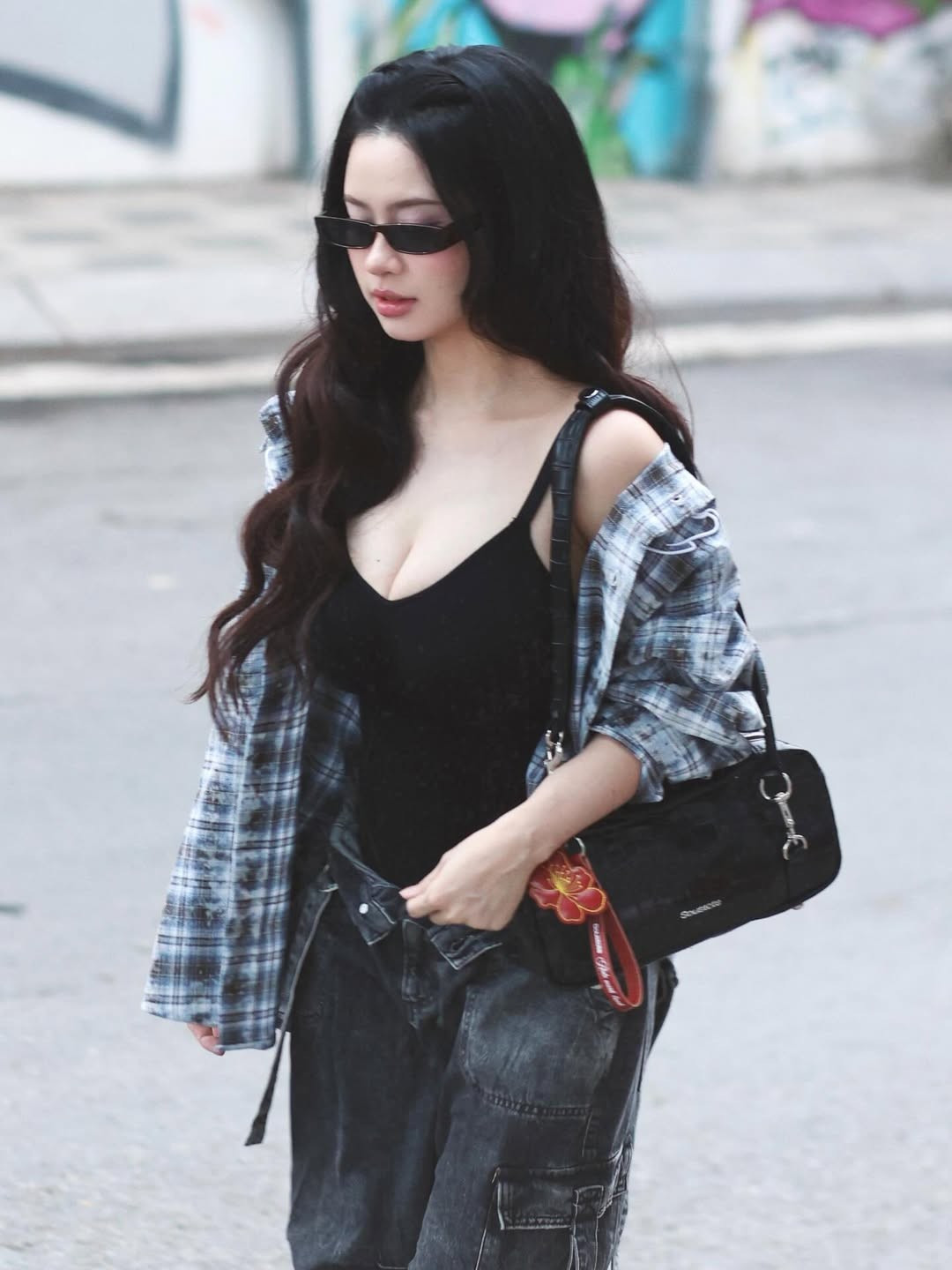 Hiện tại, cả hai đang cùng nhau tận hưởng những ngày tháng hạnh phúc tại một căn hộ cao cấp, thường xuyên chia sẻ những khoảnh khắc ngọt ngào khiến người hâm mộ không khỏi ghen tị. (Ảnh: IGNV)