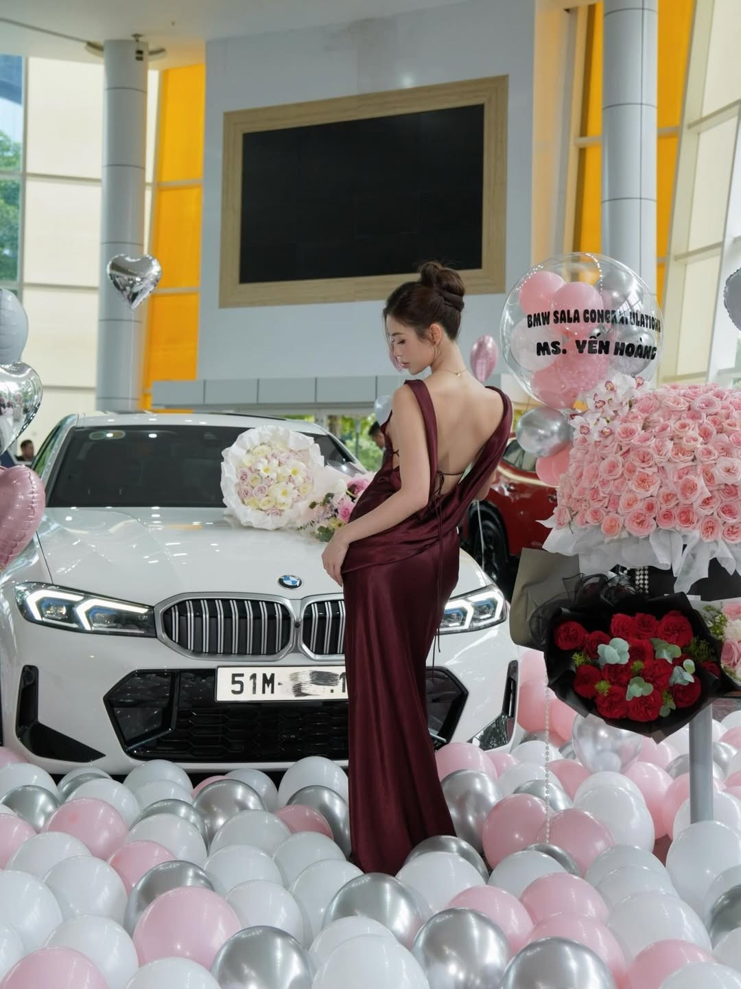 Cô nàng lựa chọn chiếc BMW dòng sedan hiện đại, có giá trị ước tính hàng tỷ đồng.